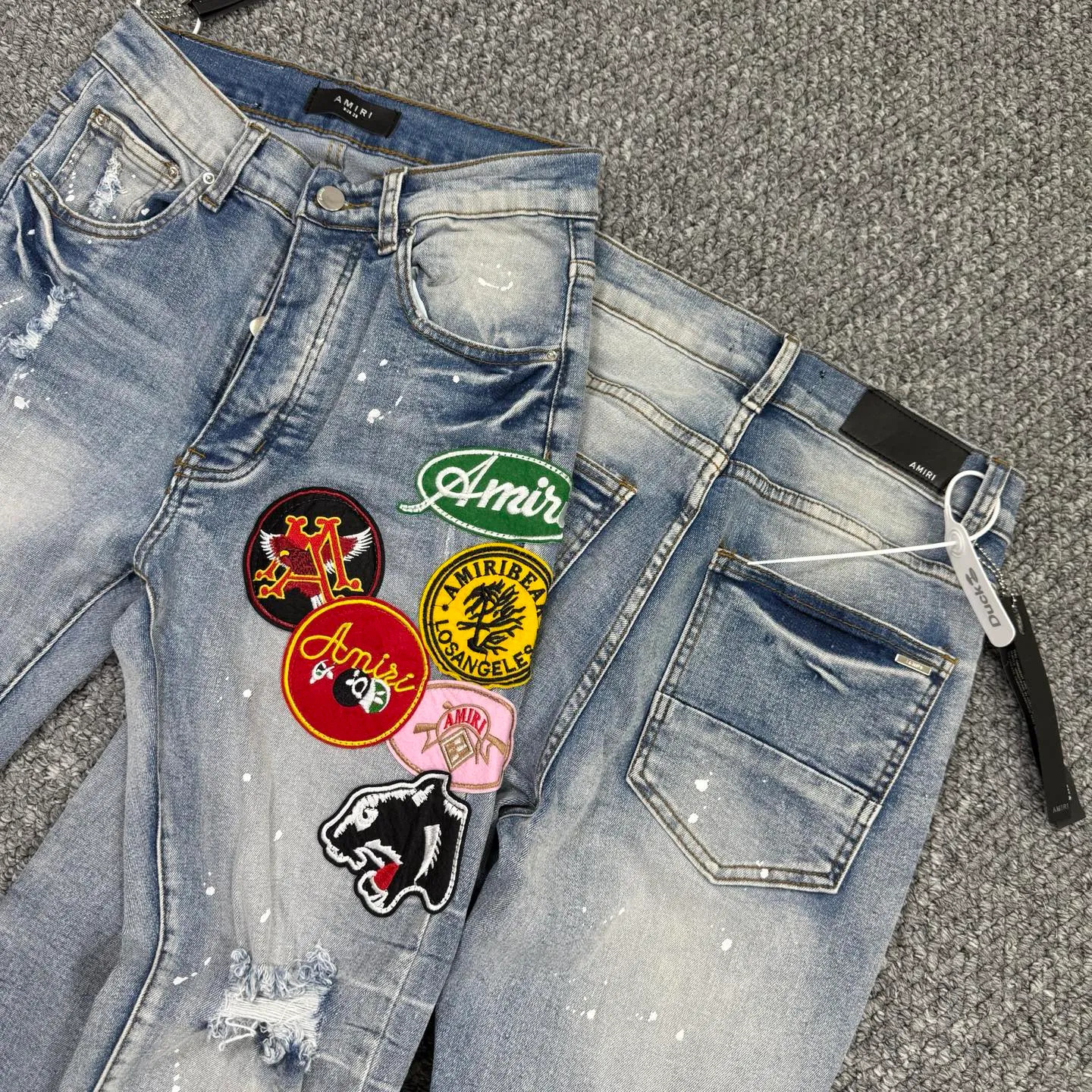 P240 Style number: H870 AMIRI & AMIRI New jeans with embroidered logo, washed holes pattern, denim shorts, stretch denim trousers, same style for men and women. Accessories: Complete accessories, all in original packaging, two hang tags to distinguish the low-end version. The hardware is standard to the authentic original version with logo aluminum alloy buckle, and every detail is consistent with any version on the market. Fabric: Genuine pattern-making and standard genuine custom-made imported fabrics use unique washing and dyeing methods, and are individually hand-finished - Hand-painted ripped micro-elastic jeans Color: blue Size: 28 30 32 34 36