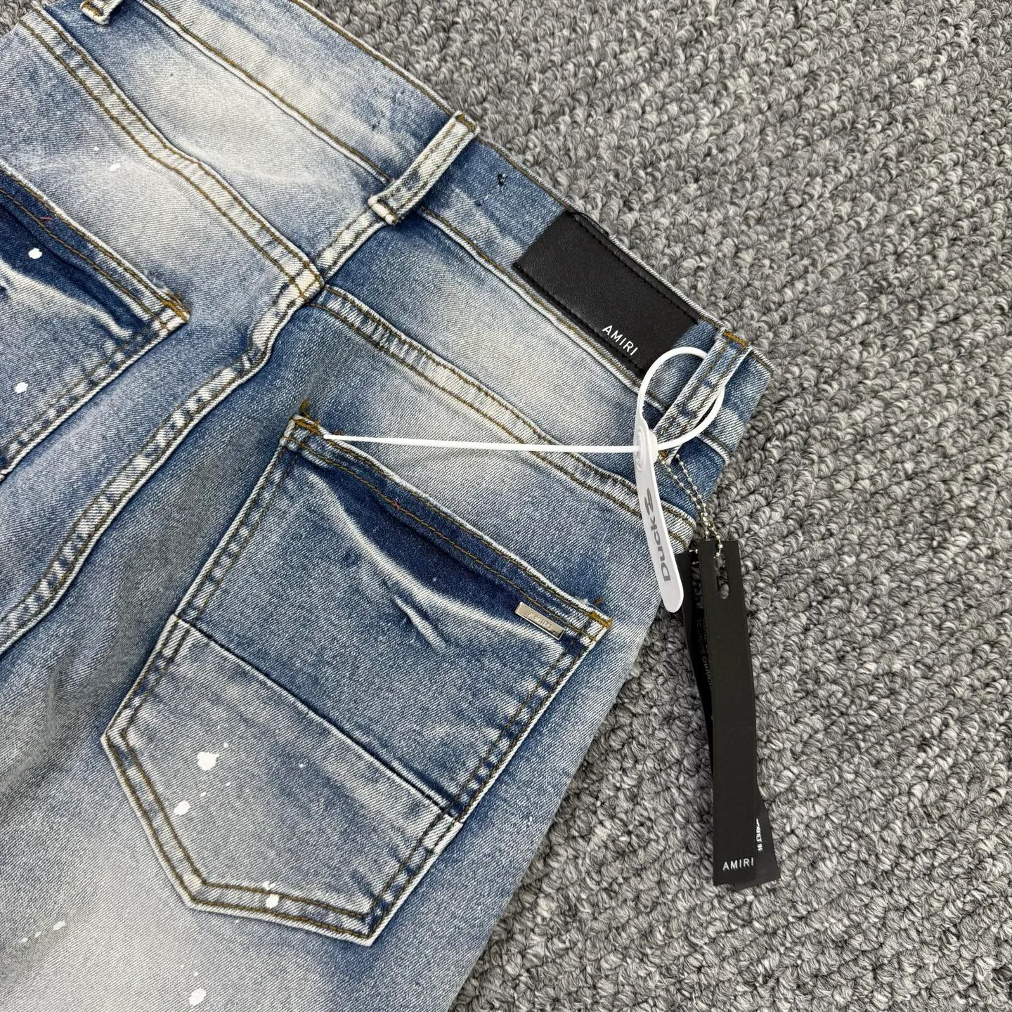 P240 Style number: H870 AMIRI & AMIRI New jeans with embroidered logo, washed holes pattern, denim shorts, stretch denim trousers, same style for men and women. Accessories: Complete accessories, all in original packaging, two hang tags to distinguish the low-end version. The hardware is standard to the authentic original version with logo aluminum alloy buckle, and every detail is consistent with any version on the market. Fabric: Genuine pattern-making and standard genuine custom-made imported fabrics use unique washing and dyeing methods, and are individually hand-finished - Hand-painted ripped micro-elastic jeans Color: blue Size: 28 30 32 34 36