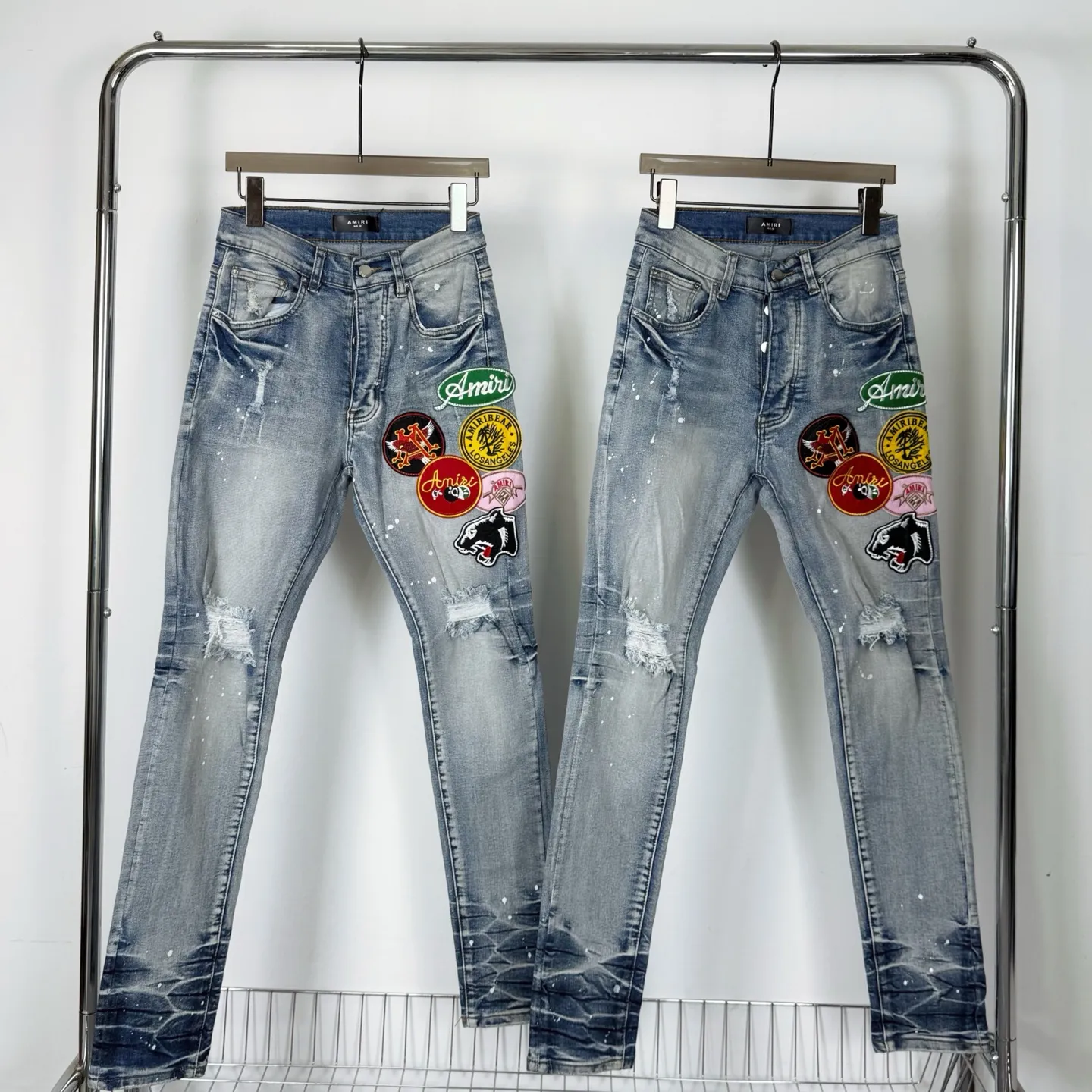 P240 Style number: H870 AMIRI & AMIRI New jeans with embroidered logo, washed holes pattern, denim shorts, stretch denim trousers, same style for men and women. Accessories: Complete accessories, all in original packaging, two hang tags to distinguish the low-end version. The hardware is standard to the authentic original version with logo aluminum alloy buckle, and every detail is consistent with any version on the market. Fabric: Genuine pattern-making and standard genuine custom-made imported fabrics use unique washing and dyeing methods, and are individually hand-finished - Hand-painted ripped micro-elastic jeans Color: blue Size: 28 30 32 34 36