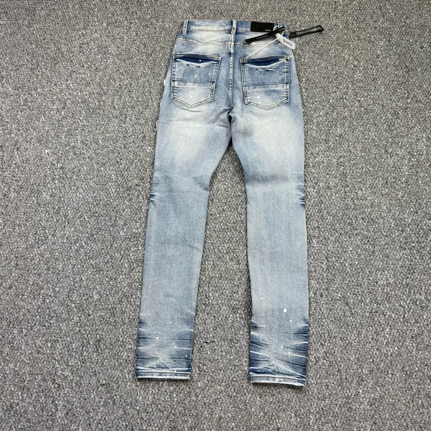 P240 Style number: H870 AMIRI & AMIRI New jeans with embroidered logo, washed holes pattern, denim shorts, stretch denim trousers, same style for men and women. Accessories: Complete accessories, all in original packaging, two hang tags to distinguish the low-end version. The hardware is standard to the authentic original version with logo aluminum alloy buckle, and every detail is consistent with any version on the market. Fabric: Genuine pattern-making and standard genuine custom-made imported fabrics use unique washing and dyeing methods, and are individually hand-finished - Hand-painted ripped micro-elastic jeans Color: blue Size: 28 30 32 34 36