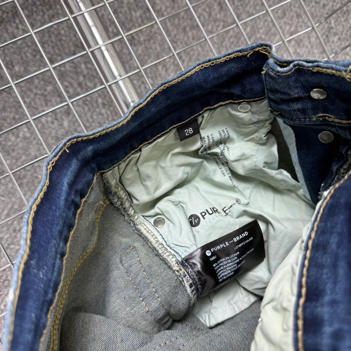 P240 Style number: H870 AMIRI & AMIRI New jeans with embroidered logo, washed holes pattern, denim shorts, stretch denim trousers, same style for men and women. Accessories: Complete accessories, all in original packaging, two hang tags to distinguish the low-end version. The hardware is standard to the authentic original version with logo aluminum alloy buckle, and every detail is consistent with any version on the market. Fabric: Genuine pattern-making and standard genuine custom-made imported fabrics use unique washing and dyeing methods, and are individually hand-finished - Hand-painted ripped micro-elastic jeans Color: blue Size: 28 30 32 34 36