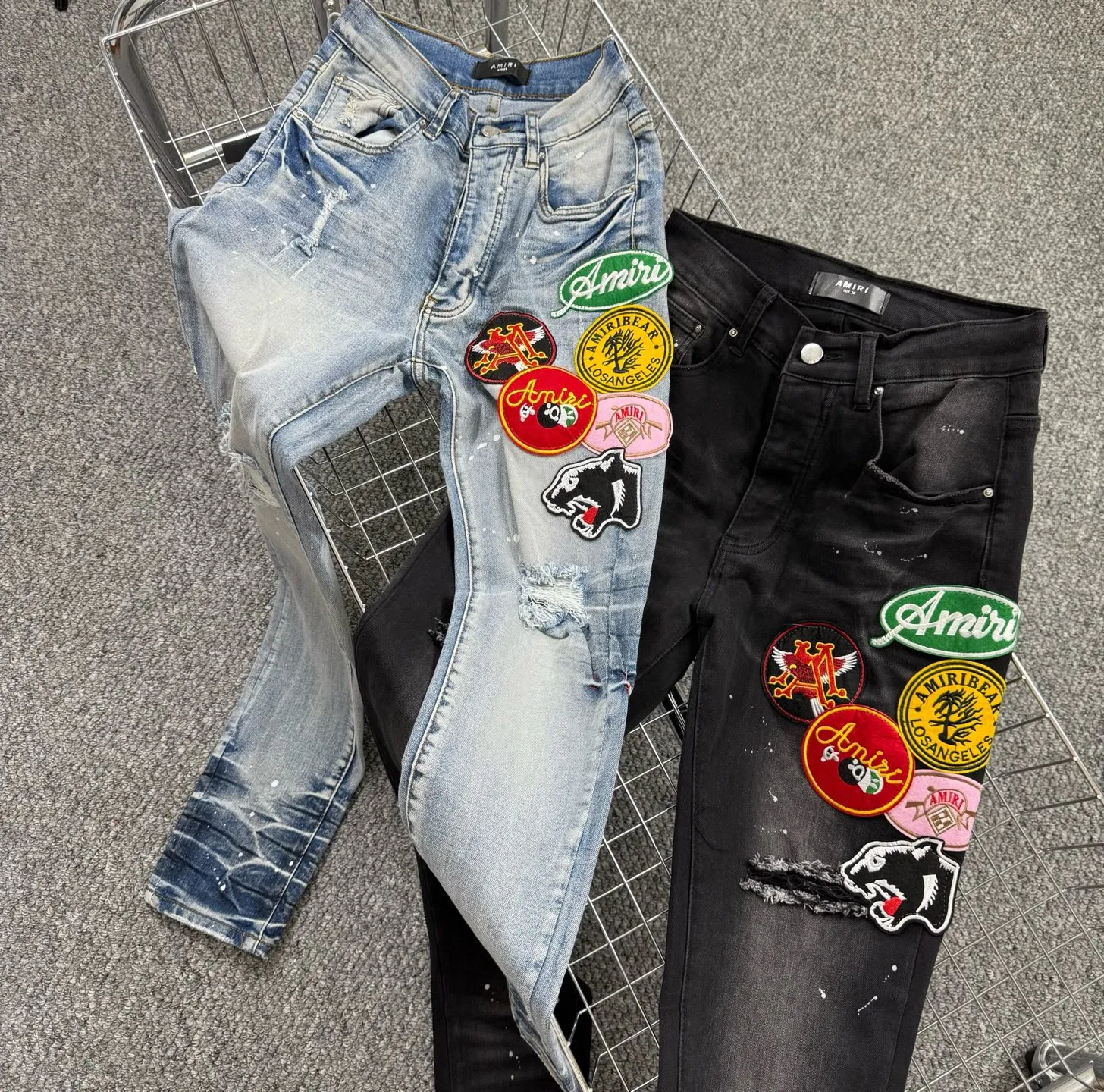 P240 Style number: H870 AMIRI & AMIRI New jeans with embroidered logo, washed holes pattern, denim shorts, stretch denim trousers, same style for men and women. Accessories: Complete accessories, all in original packaging, two hang tags to distinguish the low-end version. The hardware is standard to the authentic original version with logo aluminum alloy buckle, and every detail is consistent with any version on the market. Fabric: Genuine pattern-making and standard genuine custom-made imported fabrics use unique washing and dyeing methods, and are individually hand-finished - Hand-painted ripped micro-elastic jeans Color: blue Size: 28 30 32 34 36