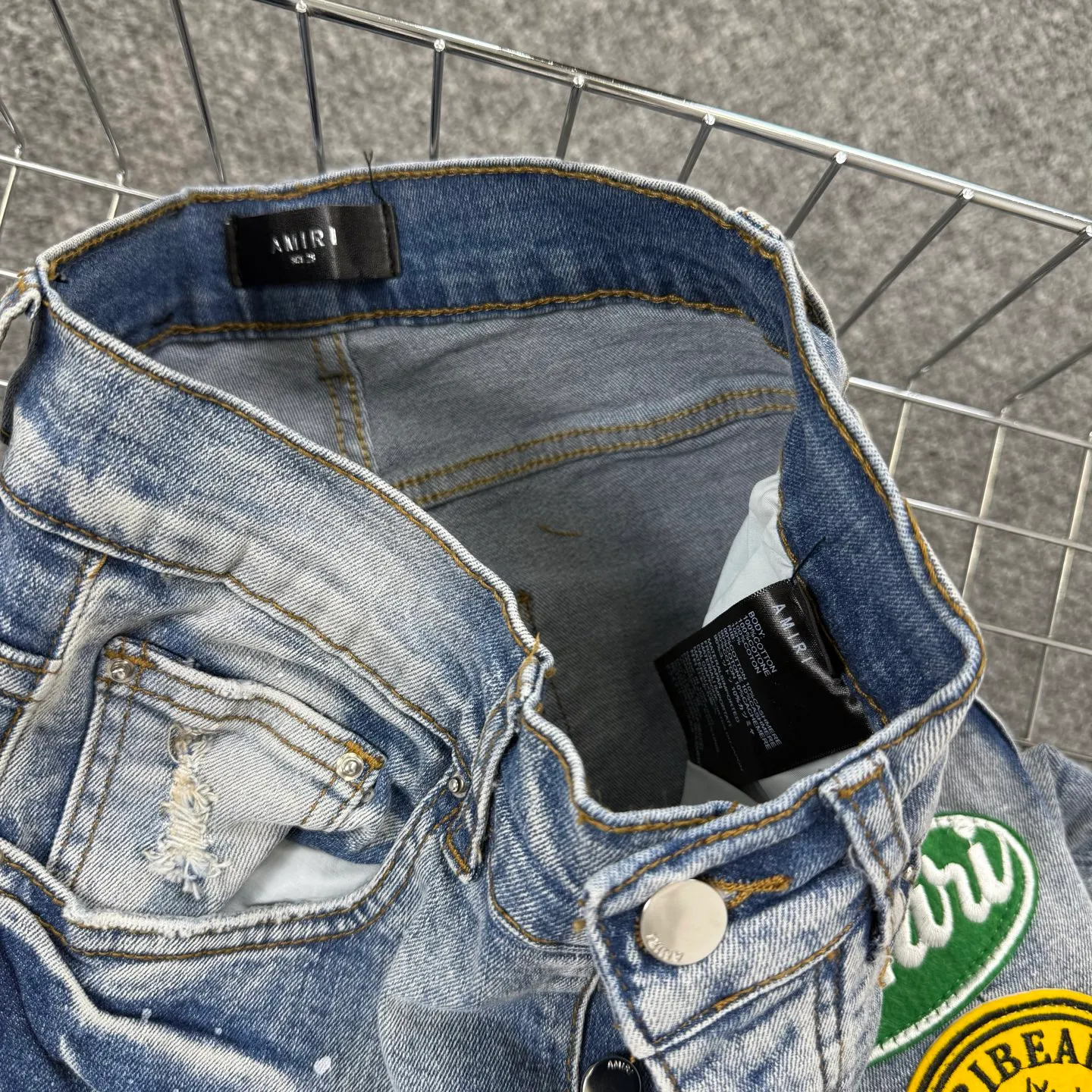 P240 Style number: H870 AMIRI & AMIRI New jeans with embroidered logo, washed holes pattern, denim shorts, stretch denim trousers, same style for men and women. Accessories: Complete accessories, all in original packaging, two hang tags to distinguish the low-end version. The hardware is standard to the authentic original version with logo aluminum alloy buckle, and every detail is consistent with any version on the market. Fabric: Genuine pattern-making and standard genuine custom-made imported fabrics use unique washing and dyeing methods, and are individually hand-finished - Hand-painted ripped micro-elastic jeans Color: blue Size: 28 30 32 34 36