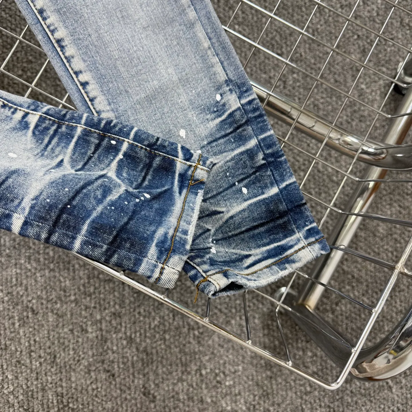 P240 Style number: H870 AMIRI & AMIRI New jeans with embroidered logo, washed holes pattern, denim shorts, stretch denim trousers, same style for men and women. Accessories: Complete accessories, all in original packaging, two hang tags to distinguish the low-end version. The hardware is standard to the authentic original version with logo aluminum alloy buckle, and every detail is consistent with any version on the market. Fabric: Genuine pattern-making and standard genuine custom-made imported fabrics use unique washing and dyeing methods, and are individually hand-finished - Hand-painted ripped micro-elastic jeans Color: blue Size: 28 30 32 34 36