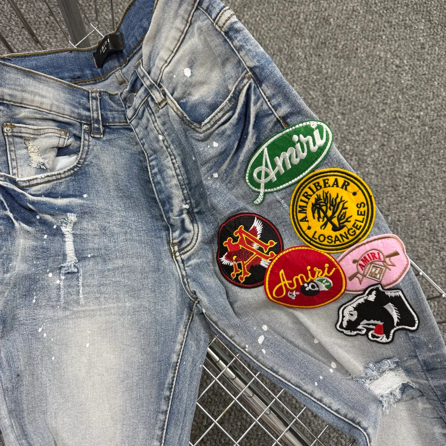 P240 Style number: H870 AMIRI & AMIRI New jeans with embroidered logo, washed holes pattern, denim shorts, stretch denim trousers, same style for men and women. Accessories: Complete accessories, all in original packaging, two hang tags to distinguish the low-end version. The hardware is standard to the authentic original version with logo aluminum alloy buckle, and every detail is consistent with any version on the market. Fabric: Genuine pattern-making and standard genuine custom-made imported fabrics use unique washing and dyeing methods, and are individually hand-finished - Hand-painted ripped micro-elastic jeans Color: blue Size: 28 30 32 34 36