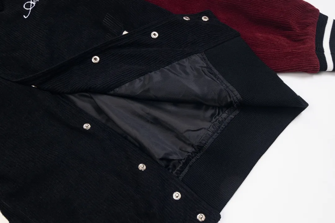 🅿️510 Ami Contrast Sleeves Corduroy College Style Jacket for Couples Super age-reducing college style design, another trend-setting baseball uniform item Ami Contrast Sleeves, the main color is black + burgundy, with white embellishment for the overall fashion sense. The superposition of three colors is complex but not chaotic, giving off a youthful and trendy charm! Made from custom-supplied cotton corduroy fabric, it has a natural color, oily and delicate, simple and rich texture. The contrasting color design has a retro flavor and is rich in gold. The inner lining is made of silk viscose blended material and is quilted. ➕Custom-supplied snap placket design creates a fashionable college charm. The shirt collar and sleeve arms are designed with contrasting splicing to highlight the neat temperament. The sleeve arm flocking🦴bone flocking logo decoration gives the garment a unique style. Become the creator of new punctuation. Same style for men and women. Color: black and white/black/black and red. Size: XS-L