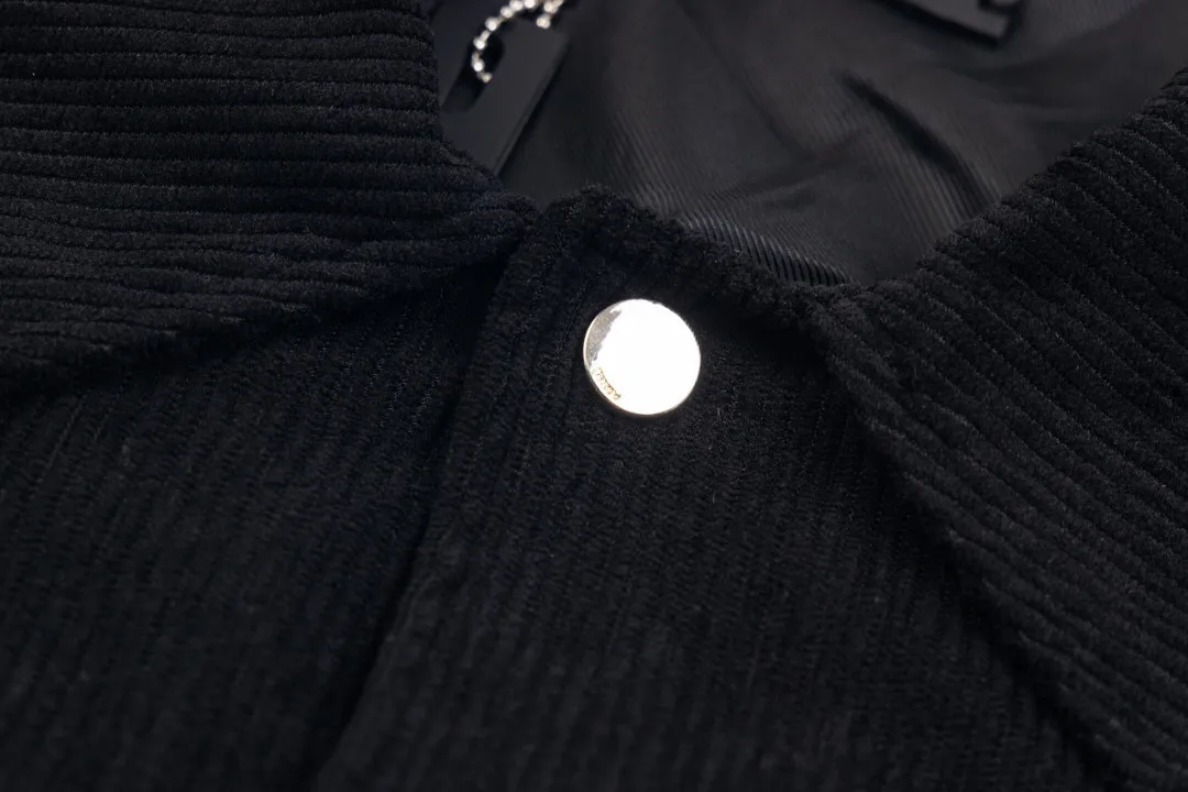 🅿️510 Ami Contrast Sleeves Corduroy College Style Jacket for Couples Super age-reducing college style design, another trend-setting baseball uniform item Ami Contrast Sleeves, the main color is black + burgundy, with white embellishment for the overall fashion sense. The superposition of three colors is complex but not chaotic, giving off a youthful and trendy charm! Made from custom-supplied cotton corduroy fabric, it has a natural color, oily and delicate, simple and rich texture. The contrasting color design has a retro flavor and is rich in gold. The inner lining is made of silk viscose blended material and is quilted. ➕Custom-supplied snap placket design creates a fashionable college charm. The shirt collar and sleeve arms are designed with contrasting splicing to highlight the neat temperament. The sleeve arm flocking🦴bone flocking logo decoration gives the garment a unique style. Become the creator of new punctuation. Same style for men and women. Color: black and white/black/black and red. Size: XS-L