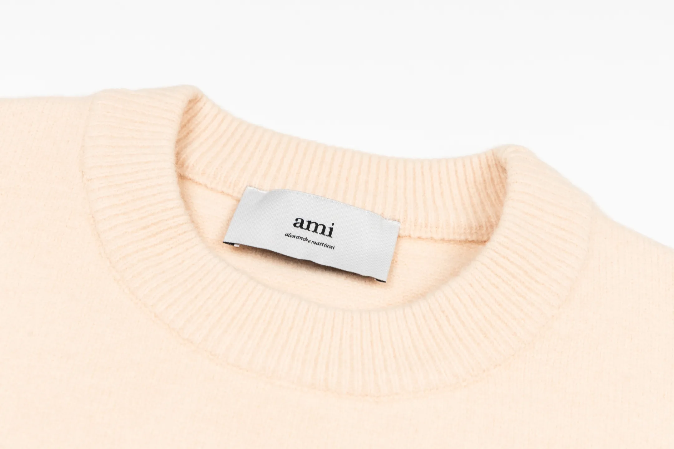 🅿️500 [Exclusive supply] Ami love jacquard crew neck sweater (pink) The original version was purchased for 2,420 and developed. The fabric is made of alpaca wool to maintain a stable shape. The stitching is even and firm, and the details are meticulously handled, reflecting the brand's strict control over quality. The overall design is simple and elegant, suitable for various occasions. Whether it is business or leisure, it can show an elegant and decent style. The overall wiring is straight and delicate, the fabric is comfortable and soft, and the color is consistent without color difference. It can be matched with the same style to create a fashionable look, and can be used in various occasions. Customized accessories, complete with three standards, the same style for men and women. Size:S-M-L-XL