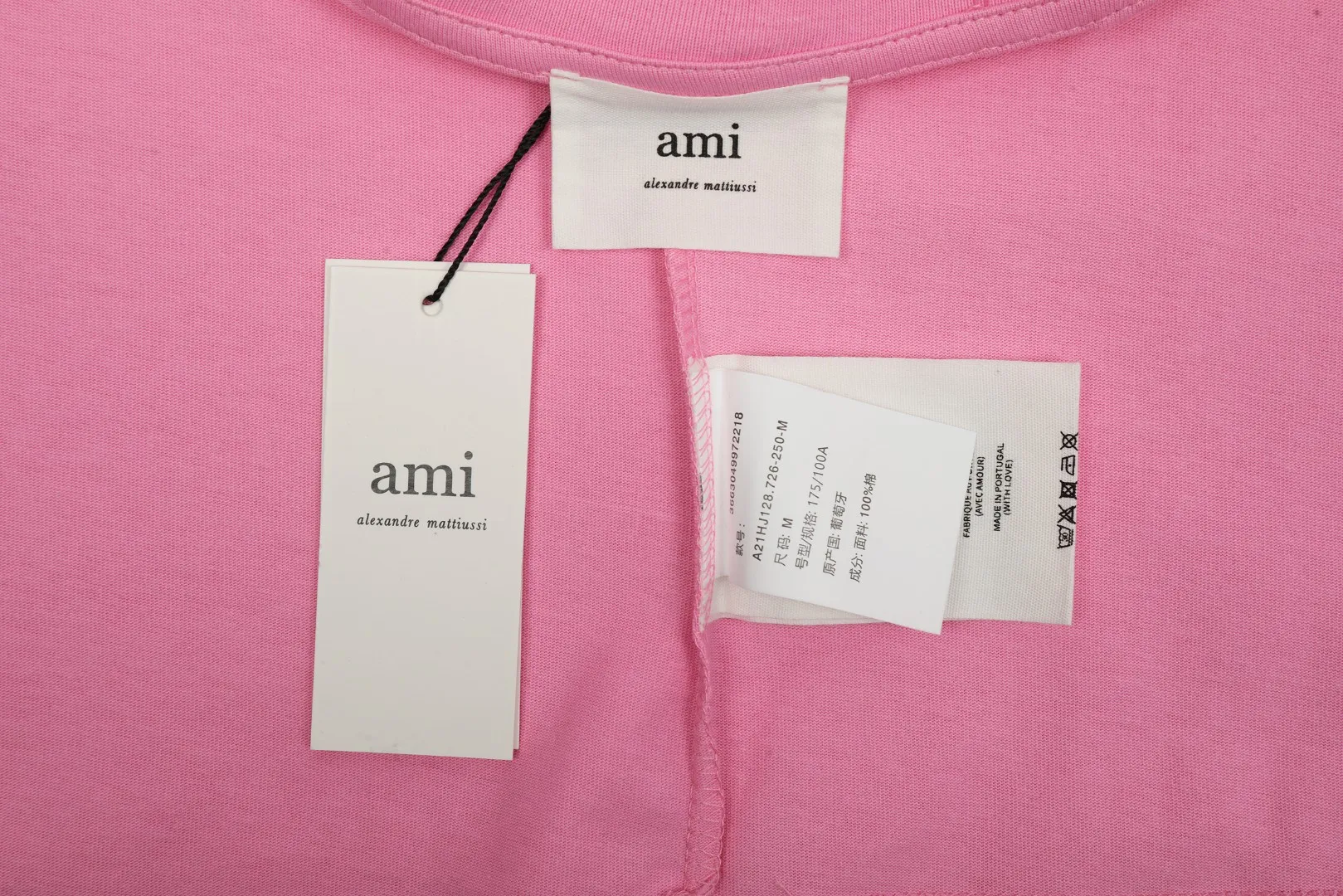 🅿️116 "The first quality in the market" Style number: LT3109# Ami Ami 2024ss spring and summer classic new embroidered love short sleeves We have been making this style for the third year. At the beginning, there were no counters in mainland China and we were already making it. The quality and details are invincible. Order with confidence and pay attention to the details. ✅2024 newly upgraded two-end folding handmade main wheat. Restore the counter. ✅240G Xinjiang long-staple cotton top double yarn. The shrinkage rate is controlled at 2%. Export-grade solid color quality, truly not easy to deform, shrink or fade. ✅Details are the only one in Guangzhou. Half-fold neck design at the counter. Complex workmanship. ✅The maximum size can be worn up to 230 catties. No pressure to export to Europe and the United States. Sizes S-XL Color (8 colors): Black, navy, oatmeal, pink, white, gray, light blue, rose pink