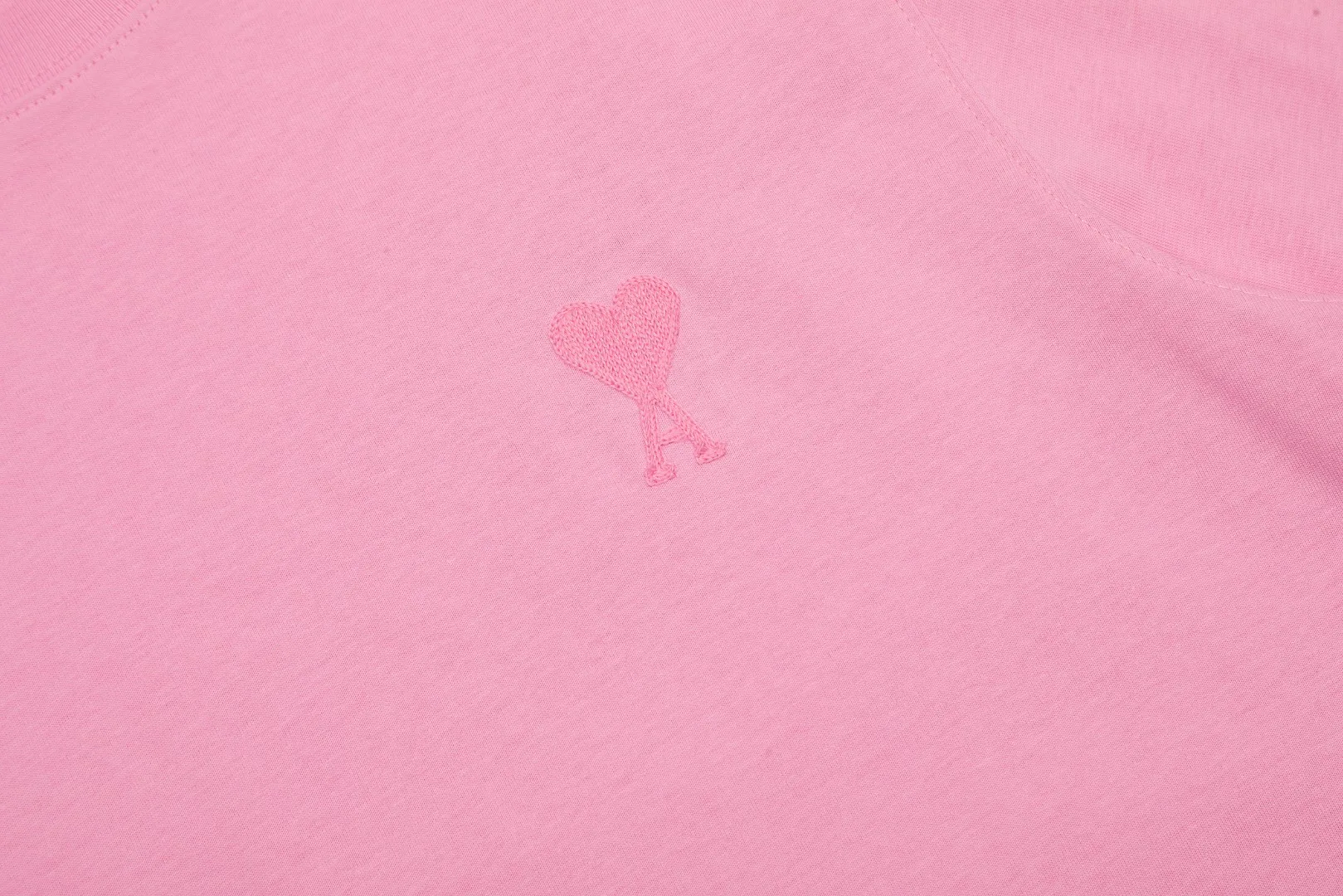 🅿️116 "The first quality in the market" Style number: LT3109# Ami Ami 2024ss spring and summer classic new embroidered love short sleeves We have been making this style for the third year. At the beginning, there were no counters in mainland China and we were already making it. The quality and details are invincible. Order with confidence and pay attention to the details. ✅2024 newly upgraded two-end folding handmade main wheat. Restore the counter. ✅240G Xinjiang long-staple cotton top double yarn. The shrinkage rate is controlled at 2%. Export-grade solid color quality, truly not easy to deform, shrink or fade. ✅Details are the only one in Guangzhou. Half-fold neck design at the counter. Complex workmanship. ✅The maximum size can be worn up to 230 catties. No pressure to export to Europe and the United States. Sizes S-XL Color (8 colors): Black, navy, oatmeal, pink, white, gray, light blue, rose pink