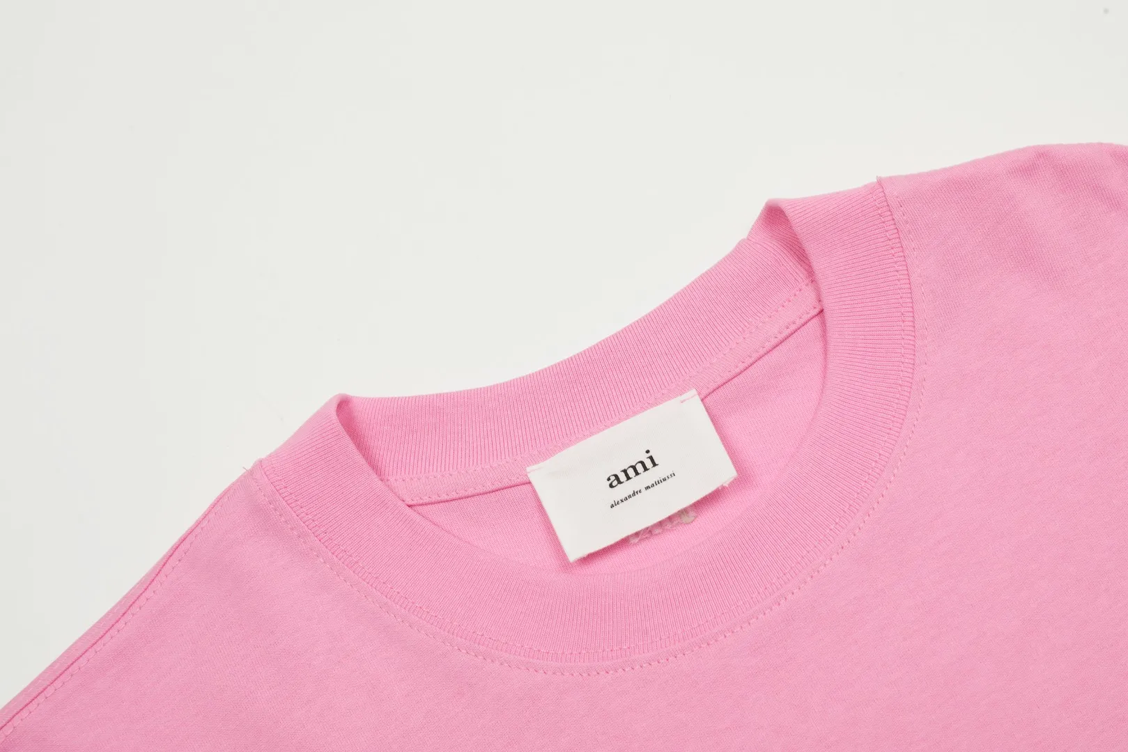 🅿️116 "The first quality in the market" Style number: LT3109# Ami Ami 2024ss spring and summer classic new embroidered love short sleeves We have been making this style for the third year. At the beginning, there were no counters in mainland China and we were already making it. The quality and details are invincible. Order with confidence and pay attention to the details. ✅2024 newly upgraded two-end folding handmade main wheat. Restore the counter. ✅240G Xinjiang long-staple cotton top double yarn. The shrinkage rate is controlled at 2%. Export-grade solid color quality, truly not easy to deform, shrink or fade. ✅Details are the only one in Guangzhou. Half-fold neck design at the counter. Complex workmanship. ✅The maximum size can be worn up to 230 catties. No pressure to export to Europe and the United States. Sizes S-XL Color (8 colors): Black, navy, oatmeal, pink, white, gray, light blue, rose pink
