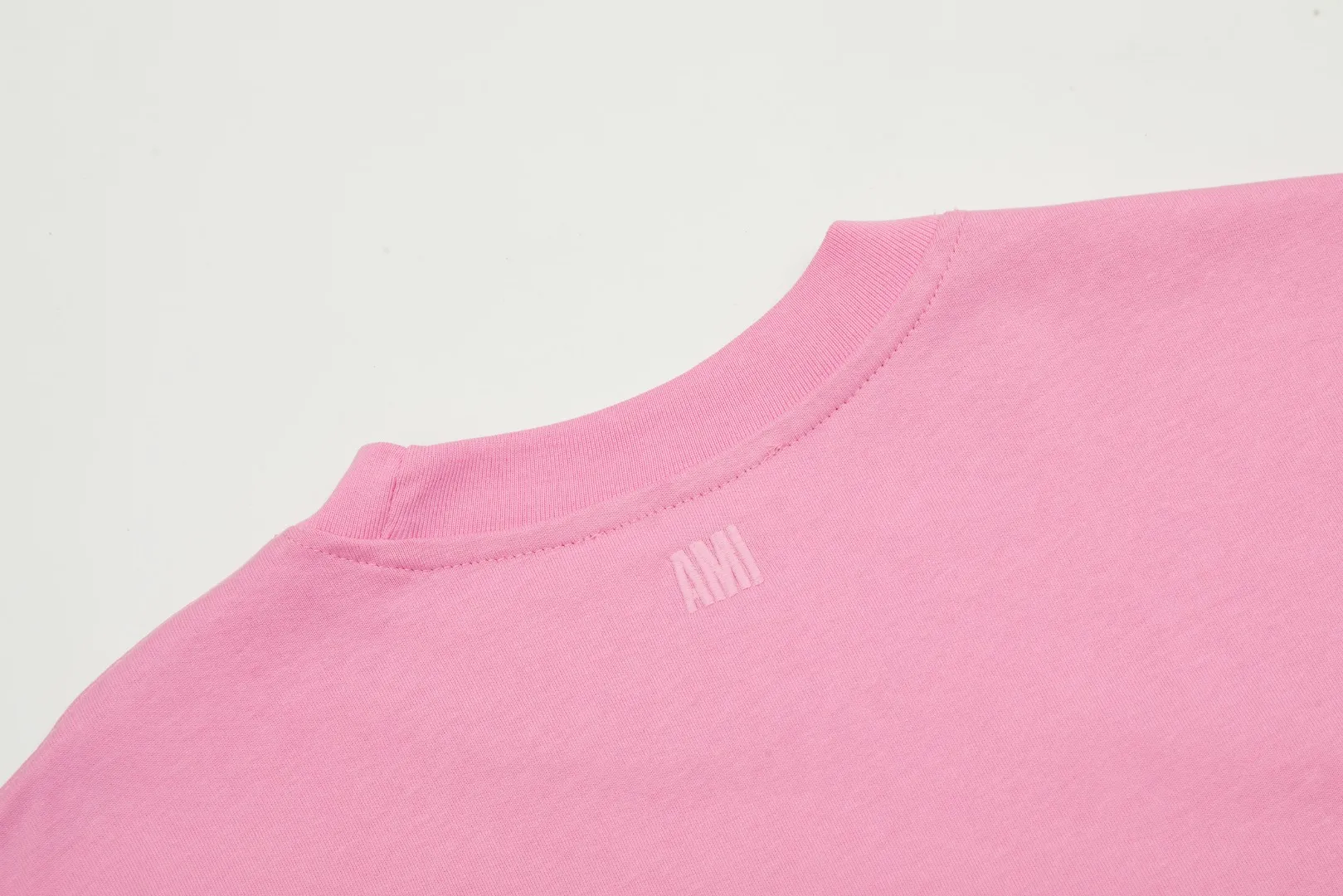 🅿️116 "The first quality in the market" Style number: LT3109# Ami Ami 2024ss spring and summer classic new embroidered love short sleeves We have been making this style for the third year. At the beginning, there were no counters in mainland China and we were already making it. The quality and details are invincible. Order with confidence and pay attention to the details. ✅2024 newly upgraded two-end folding handmade main wheat. Restore the counter. ✅240G Xinjiang long-staple cotton top double yarn. The shrinkage rate is controlled at 2%. Export-grade solid color quality, truly not easy to deform, shrink or fade. ✅Details are the only one in Guangzhou. Half-fold neck design at the counter. Complex workmanship. ✅The maximum size can be worn up to 230 catties. No pressure to export to Europe and the United States. Sizes S-XL Color (8 colors): Black, navy, oatmeal, pink, white, gray, light blue, rose pink