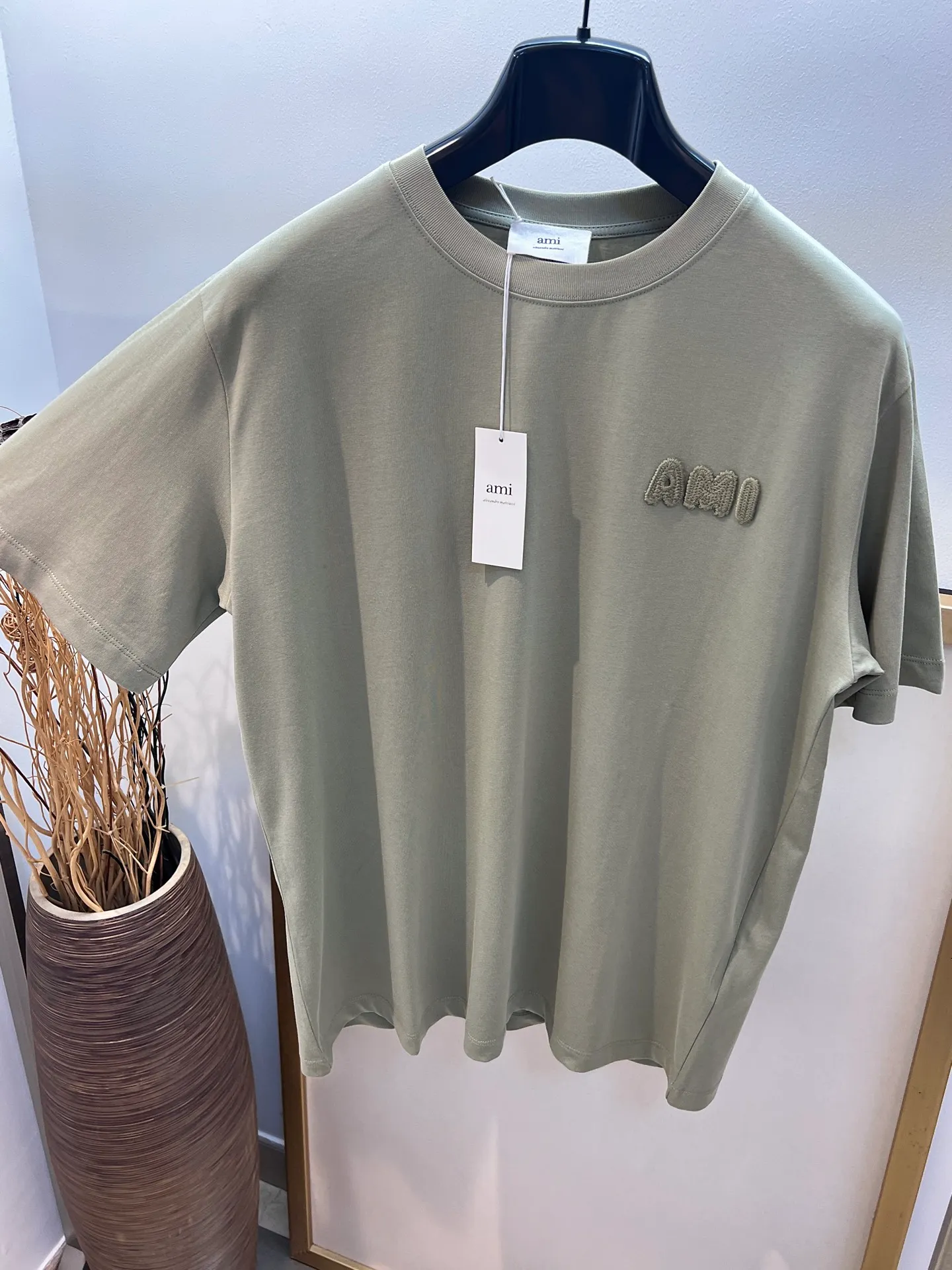 🅿️230 🌈Size: s/m/l/xl Blue/Green Couple Style ASI197353825071 AMI/Amy 2025FW A must-have for men with floral styles. Three-dimensional thread embroidery is really not too good-looking. Embroidery/AMI embroidery of the same color on the back is a high-density cotton half-sleeved T-shirt. Washing method: Wrap the reverse side in a laundry bag and quickly machine wash in cold water! ! Do not soak/wash in warm water! !