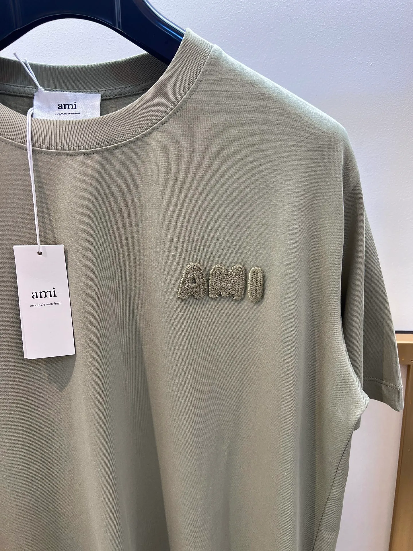 🅿️230 🌈Size: s/m/l/xl Blue/Green Couple Style ASI197353825071 AMI/Amy 2025FW A must-have for men with floral styles. Three-dimensional thread embroidery is really not too good-looking. Embroidery/AMI embroidery of the same color on the back is a high-density cotton half-sleeved T-shirt. Washing method: Wrap the reverse side in a laundry bag and quickly machine wash in cold water! ! Do not soak/wash in warm water! !