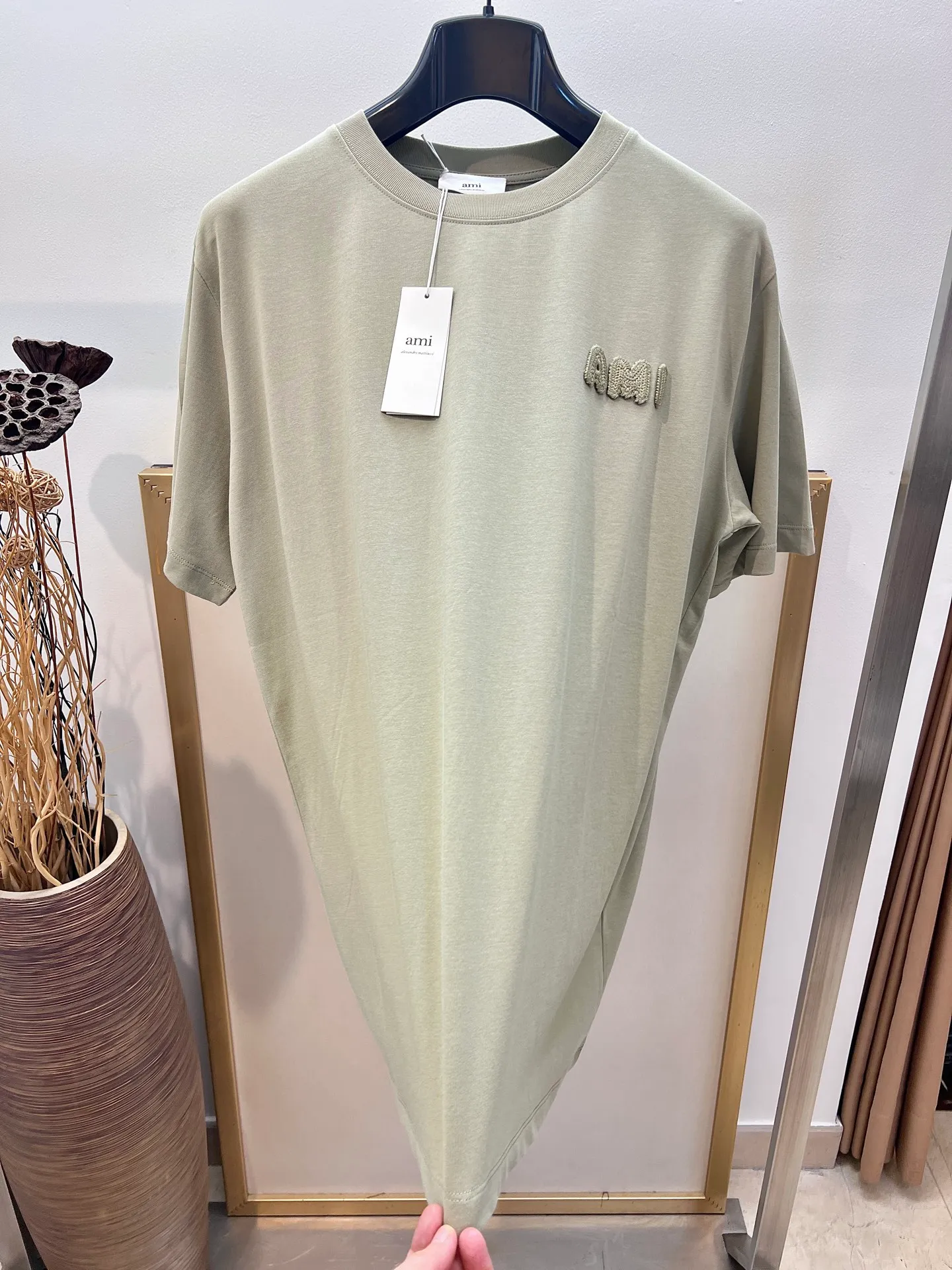 🅿️230 🌈Size: s/m/l/xl Blue/Green Couple Style ASI197353825071 AMI/Amy 2025FW A must-have for men with floral styles. Three-dimensional thread embroidery is really not too good-looking. Embroidery/AMI embroidery of the same color on the back is a high-density cotton half-sleeved T-shirt. Washing method: Wrap the reverse side in a laundry bag and quickly machine wash in cold water! ! Do not soak/wash in warm water! !