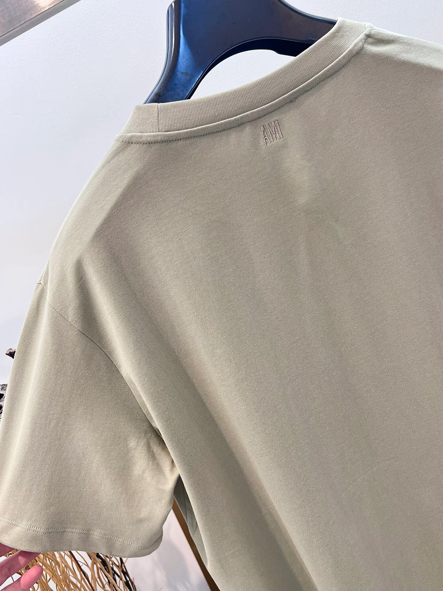 🅿️230 🌈Size: s/m/l/xl Blue/Green Couple Style ASI197353825071 AMI/Amy 2025FW A must-have for men with floral styles. Three-dimensional thread embroidery is really not too good-looking. Embroidery/AMI embroidery of the same color on the back is a high-density cotton half-sleeved T-shirt. Washing method: Wrap the reverse side in a laundry bag and quickly machine wash in cold water! ! Do not soak/wash in warm water! !