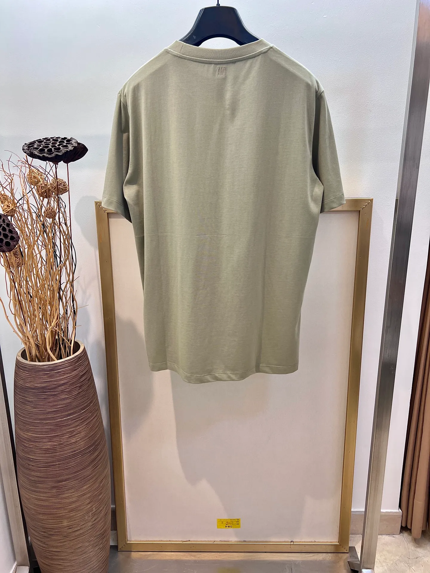 🅿️230 🌈Size: s/m/l/xl Blue/Green Couple Style ASI197353825071 AMI/Amy 2025FW A must-have for men with floral styles. Three-dimensional thread embroidery is really not too good-looking. Embroidery/AMI embroidery of the same color on the back is a high-density cotton half-sleeved T-shirt. Washing method: Wrap the reverse side in a laundry bag and quickly machine wash in cold water! ! Do not soak/wash in warm water! !