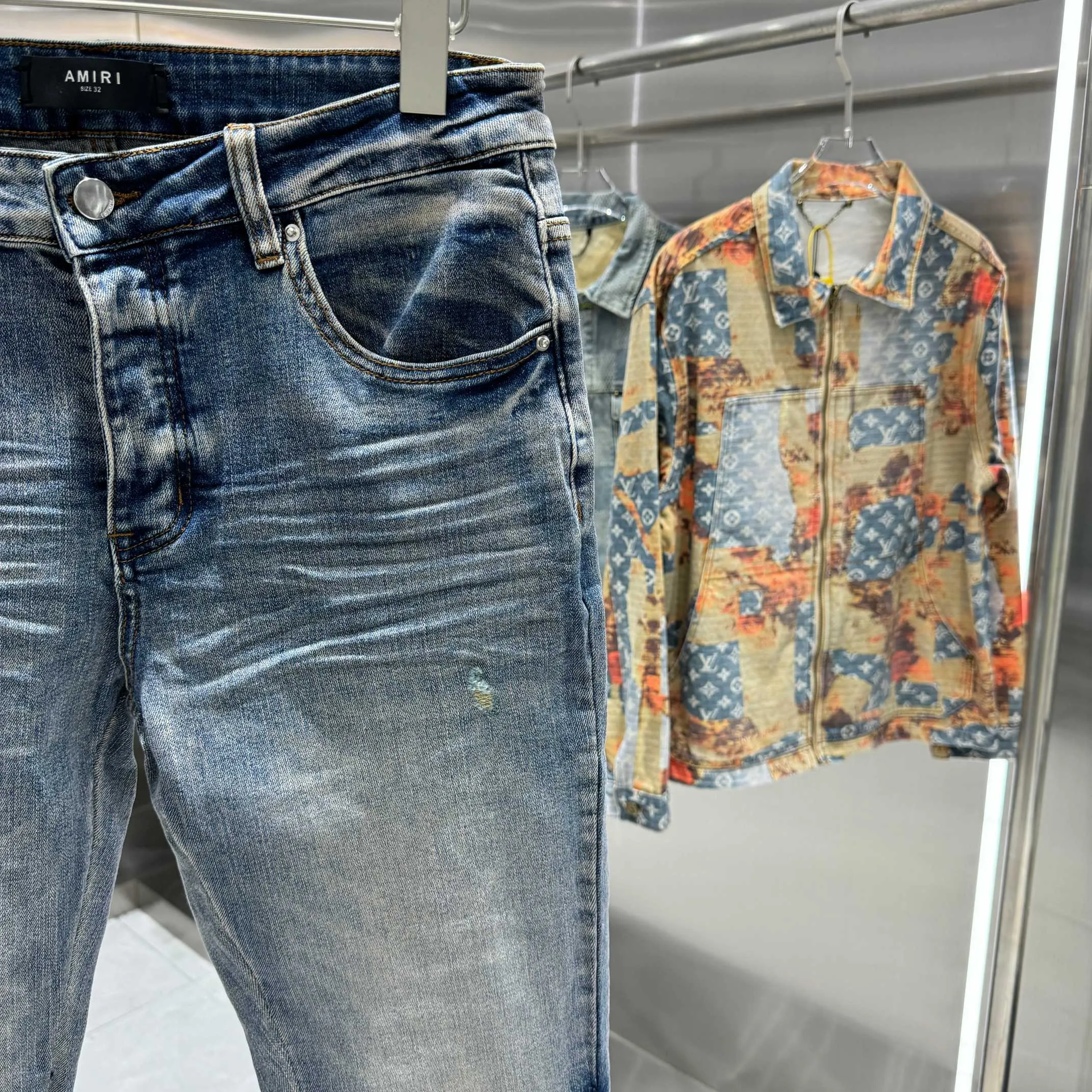 P290 Amiri ripped letter embroidery craft street fashion slim fit stretch jeans color blue size 30 32 34 36 38