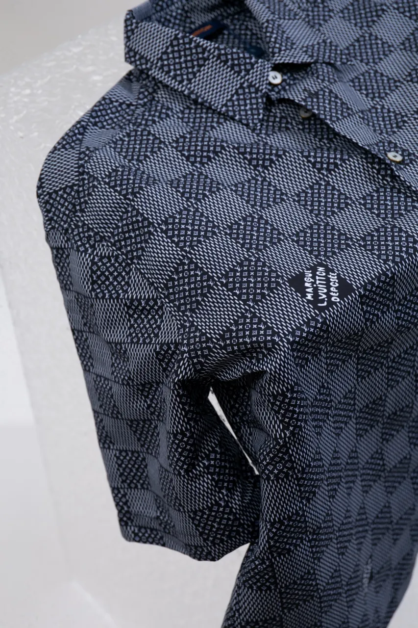 The new LV 24ss short-sleeved shirt is made of lightweight cotton with a full-length Damier Monogram pattern, integrating pocket Monogram elements and the chic Marque L.Vuitton Déposée logo into a checkered pattern. It adds eye-catching style to casual looks and pairs well with the matching beach shorts. Same style for men and women Size: S.M.L.XL
