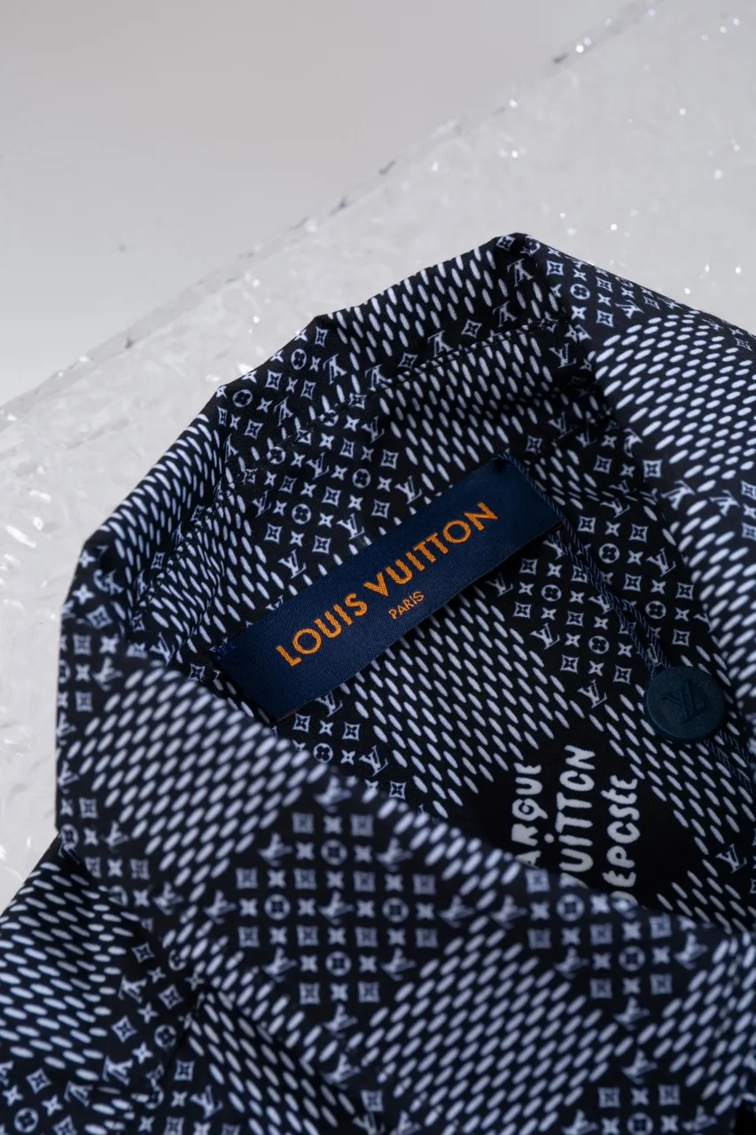 The new LV 24ss short-sleeved shirt is made of lightweight cotton with a full-length Damier Monogram pattern, integrating pocket Monogram elements and the chic Marque L.Vuitton Déposée logo into a checkered pattern. It adds eye-catching style to casual looks and pairs well with the matching beach shorts. Same style for men and women Size: S.M.L.XL