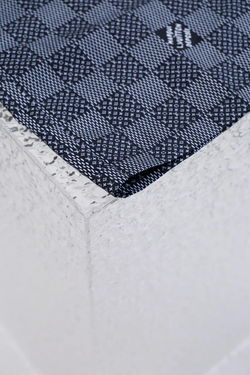 The new LV 24ss short-sleeved shirt is made of lightweight cotton with a full-length Damier Monogram pattern, integrating pocket Monogram elements and the chic Marque L.Vuitton Déposée logo into a checkered pattern. It adds eye-catching style to casual looks and pairs well with the matching beach shorts. Same style for men and women Size: S.M.L.XL