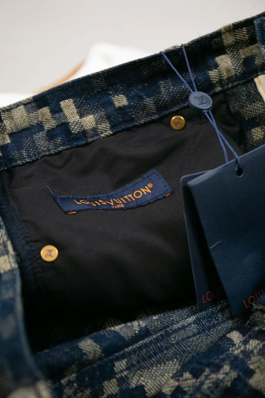 Lv Year of the Snake Snake Print Jeans This style of skateboard jeans is made from seasonal Snakoflage denim, and reinterprets the Damoflage pattern with pixel-style snake jacquard. The rear Damier label is embellished with pearlescent buttons and rivets, and can be paired with the matching collarless jacket for an edgy dandy look.  Size: 30 32 34 36