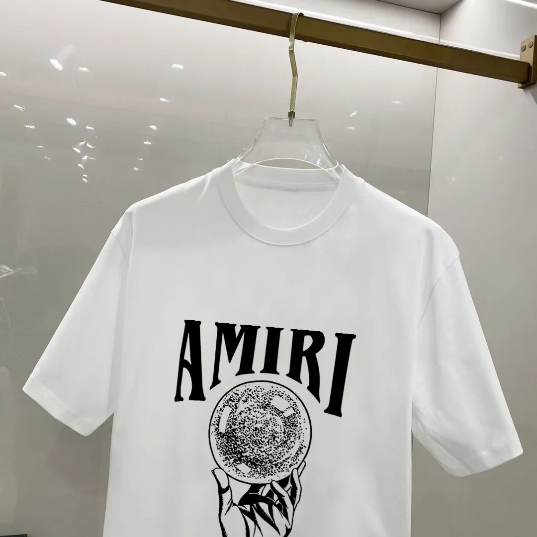 P140 AMIRI# 2025 spring and summer new style debut counter, the latest short-sleeved round neck T-shirt, high-end custom design, avant-garde and fashionable! The brand logo is designed with heavy craftsmanship. High-end customized 250g Xinjiang long-staple cotton fabric. Soft to the touch. Comfortable to wear. Exquisite stitching at the counter level. Fine workmanship. The upper body effect is incomparably handsome! A must-have item for a stylish man! Color: black. White! Size: S M L