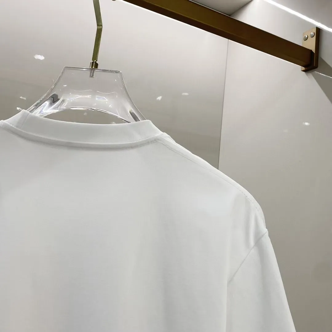P140 AMIRI# 2025 spring and summer new style debut counter, the latest short-sleeved round neck T-shirt, high-end custom design, avant-garde and fashionable! The brand logo is designed with heavy craftsmanship. High-end customized 250g Xinjiang long-staple cotton fabric. Soft to the touch. Comfortable to wear. Exquisite stitching at the counter level. Fine workmanship. The upper body effect is incomparably handsome! A must-have item for a stylish man! Color: black. White! Size: S M L