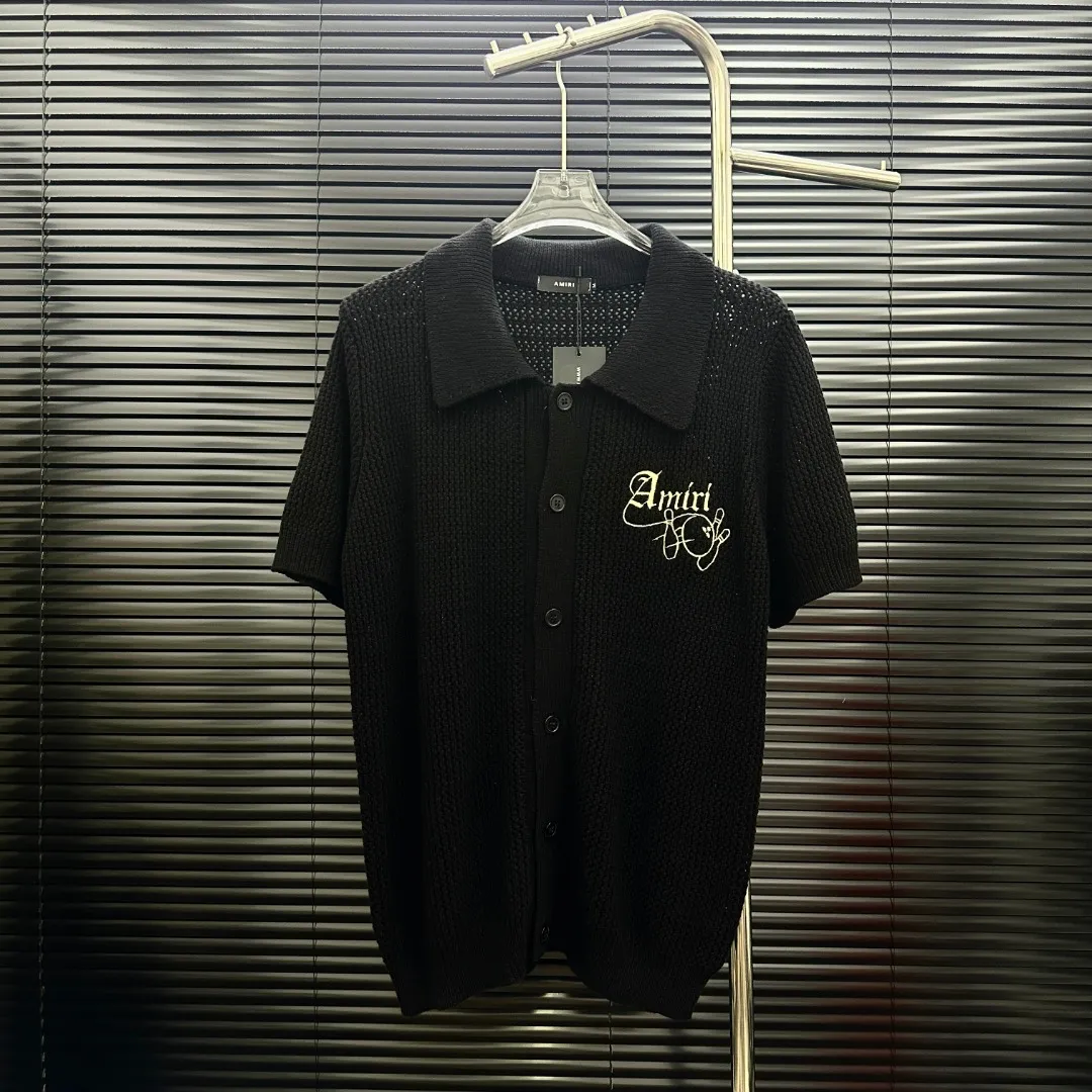 P300 Style: AMIRI bowling knitted POLO cardigan short-sleeved Size: S-XXL Fabric: Wool blend Accessories: Full set of customized original accessories No gender distinction, same style for men and women