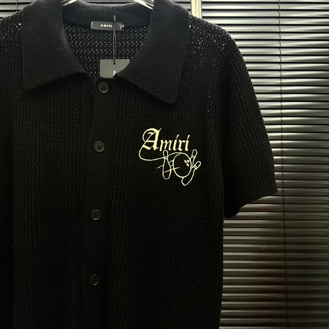 P300 Style: AMIRI bowling knitted POLO cardigan short-sleeved Size: S-XXL Fabric: Wool blend Accessories: Full set of customized original accessories No gender distinction, same style for men and women