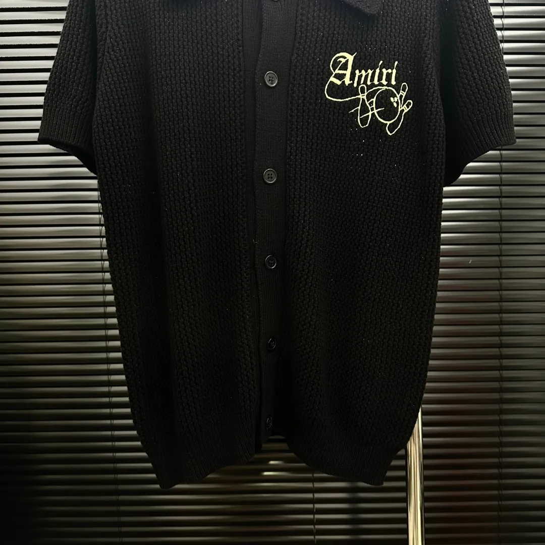 P300 Style: AMIRI bowling knitted POLO cardigan short-sleeved Size: S-XXL Fabric: Wool blend Accessories: Full set of customized original accessories No gender distinction, same style for men and women