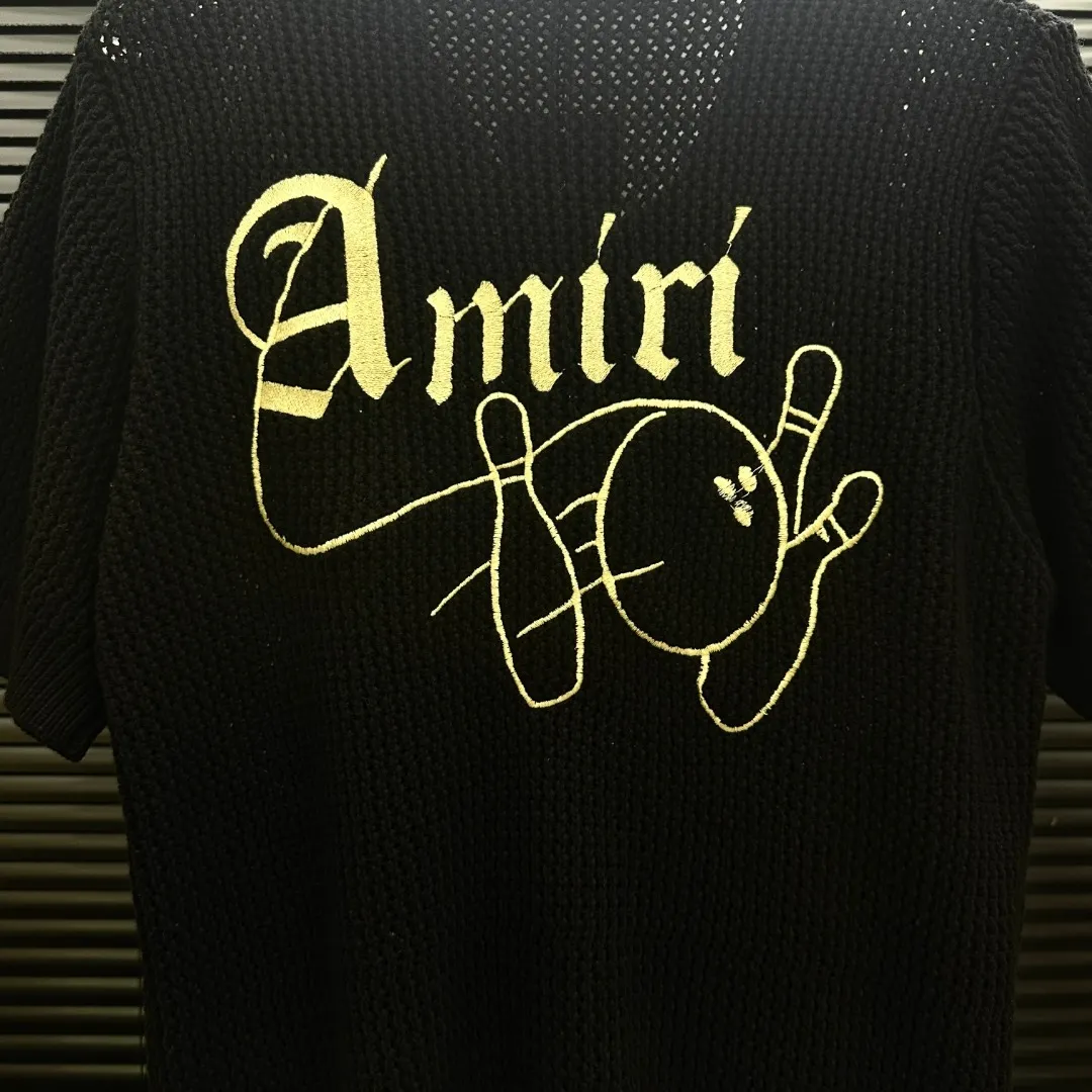 P300 Style: AMIRI bowling knitted POLO cardigan short-sleeved Size: S-XXL Fabric: Wool blend Accessories: Full set of customized original accessories No gender distinction, same style for men and women