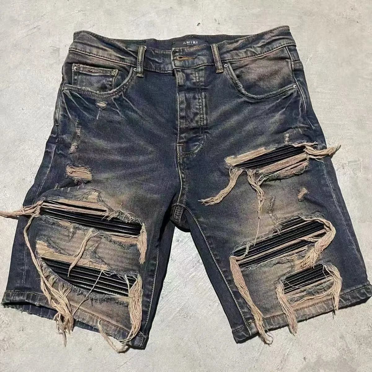 P166 Top replica AMIRI denim shorts AMIRI high street basic ripped tight stretch jeans trousers Amiriamiri is transliterated as Emil, which is the name of the founder. Mike Amiri, the founder of amiri, grew up in Los Angeles, USA. He was influenced by the local street culture Rock since he was a child, so he founded the amiri brand named after himself. A variety of trendy clothing meets the needs of different fashion players. Amiri clothing has novel and unique styles and is a well-known street brand in the United States. Many of its styles and styles are loved by many street photographers. Various clothing styles meet the needs of different people, show their unique temperament, and show the trend of dressing. amiri's jeans are relatively famous. Not only do they have many styles, but the quality of the jeans is also very good. Many celebrities have also worn amiri brand jeans. Fashionability.  Color; picture color Size: m l xl xxl