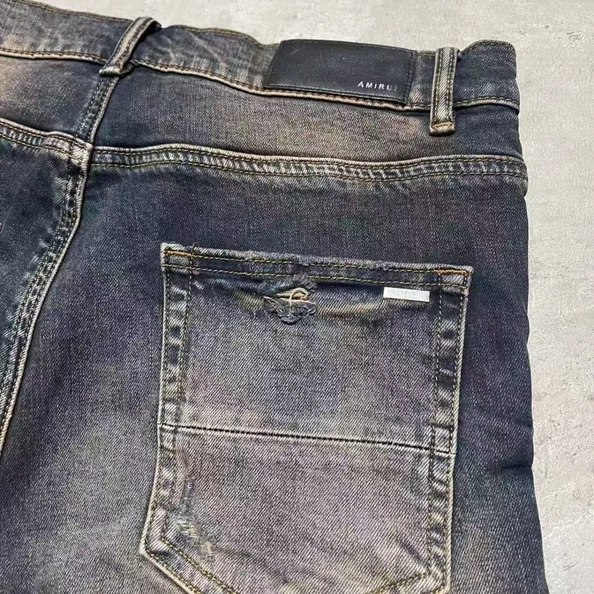 P166 Top replica AMIRI denim shorts AMIRI high street basic ripped tight stretch jeans trousers Amiriamiri is transliterated as Emil, which is the name of the founder. Mike Amiri, the founder of amiri, grew up in Los Angeles, USA. He was influenced by the local street culture Rock since he was a child, so he founded the amiri brand named after himself. A variety of trendy clothing meets the needs of different fashion players. Amiri clothing has novel and unique styles and is a well-known street brand in the United States. Many of its styles and styles are loved by many street photographers. Various clothing styles meet the needs of different people, show their unique temperament, and show the trend of dressing. amiri's jeans are relatively famous. Not only do they have many styles, but the quality of the jeans is also very good. Many celebrities have also worn amiri brand jeans. Fashionability.  Color; picture color Size: m l xl xxl