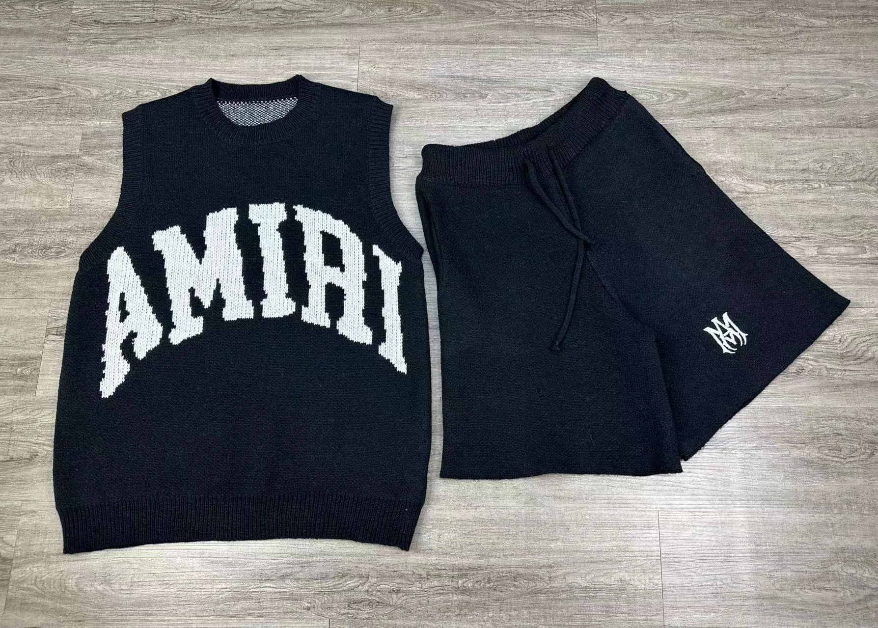 P300 AMIRI vest sweater suit, classic logo jacquard on top, exclusive logo embroidery on shorts, color: white, black, size: S M L XL XXL