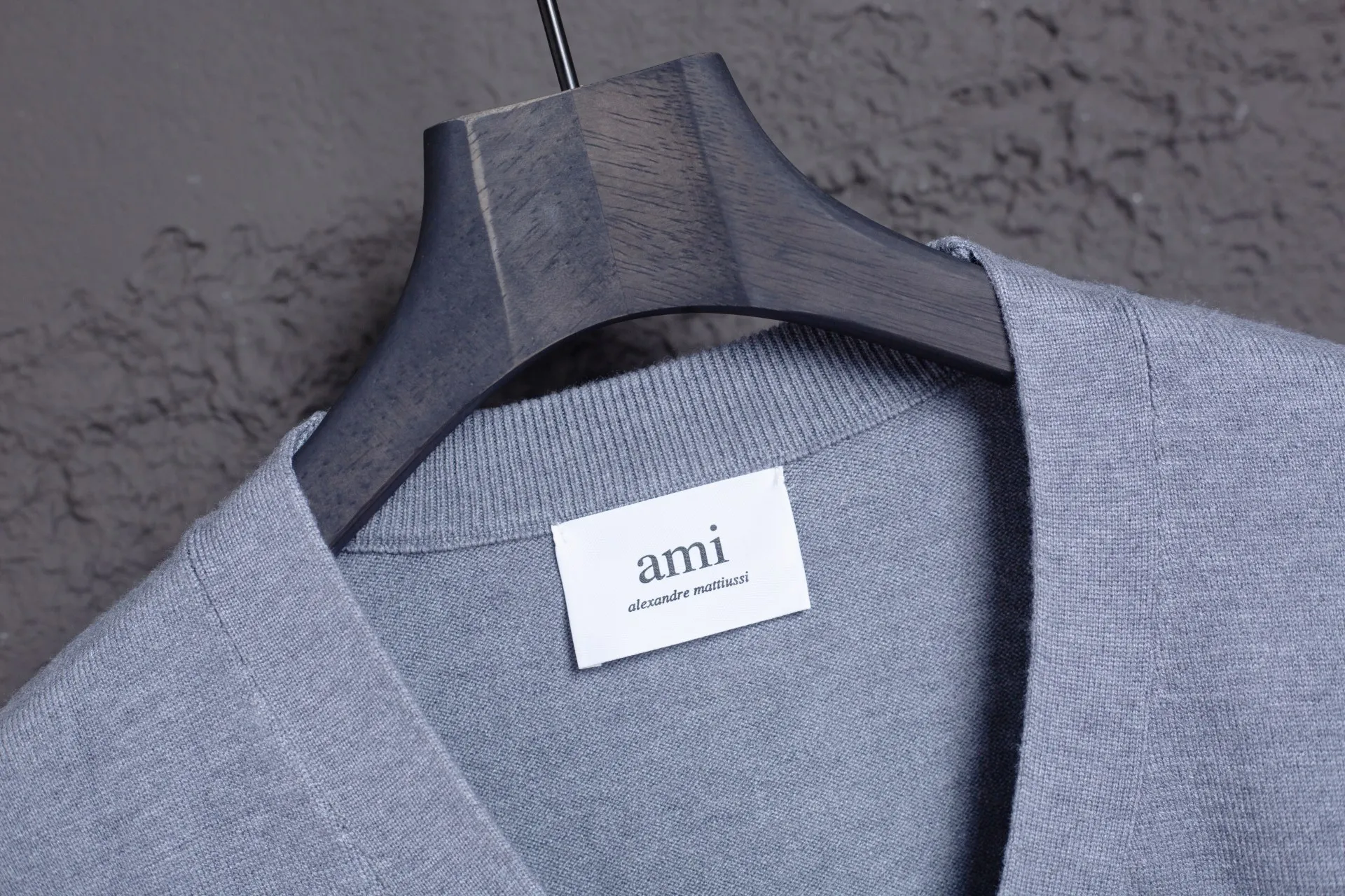 P176 Style Number: MQ803 AMI Classic Little Love Series Embroidered Cardigan Sweater Highest Version Supports Comparison Color: Gray Size: S-XL