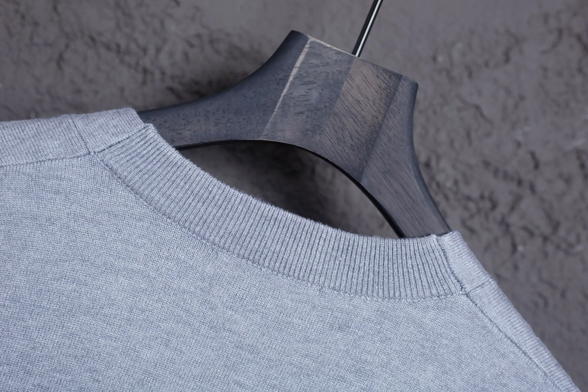 P176 Style Number: MQ803 AMI Classic Little Love Series Embroidered Cardigan Sweater Highest Version Supports Comparison Color: Gray Size: S-XL