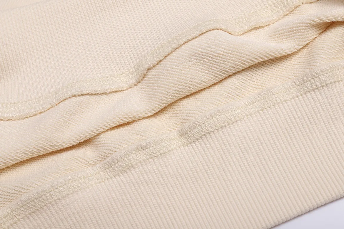 P150 Style No. 204 2025 embroidered large chapter style (with matching straight-leg sweatpants without color difference) AMI 2025 autumn and winter classic large chapter round neck sweatshirt 15 colors to meet everyone's needs. The fabric is made of 380 grams of pure cotton fabric, which is thick and textured. The whole network's counters purchase quality supporting output, which perfectly restores the genuine Zhang Zi. All thick wool knits are used. The absolute quality can be compared with any store in the market at will. There is no color difference in the fixed-dyed threads. The detailed accessories and tag packaging are all 1:1 with the genuine products. The ingenuity spirit gives back to customers.   Color: Apricot Gray Chapter Size: S M L XL