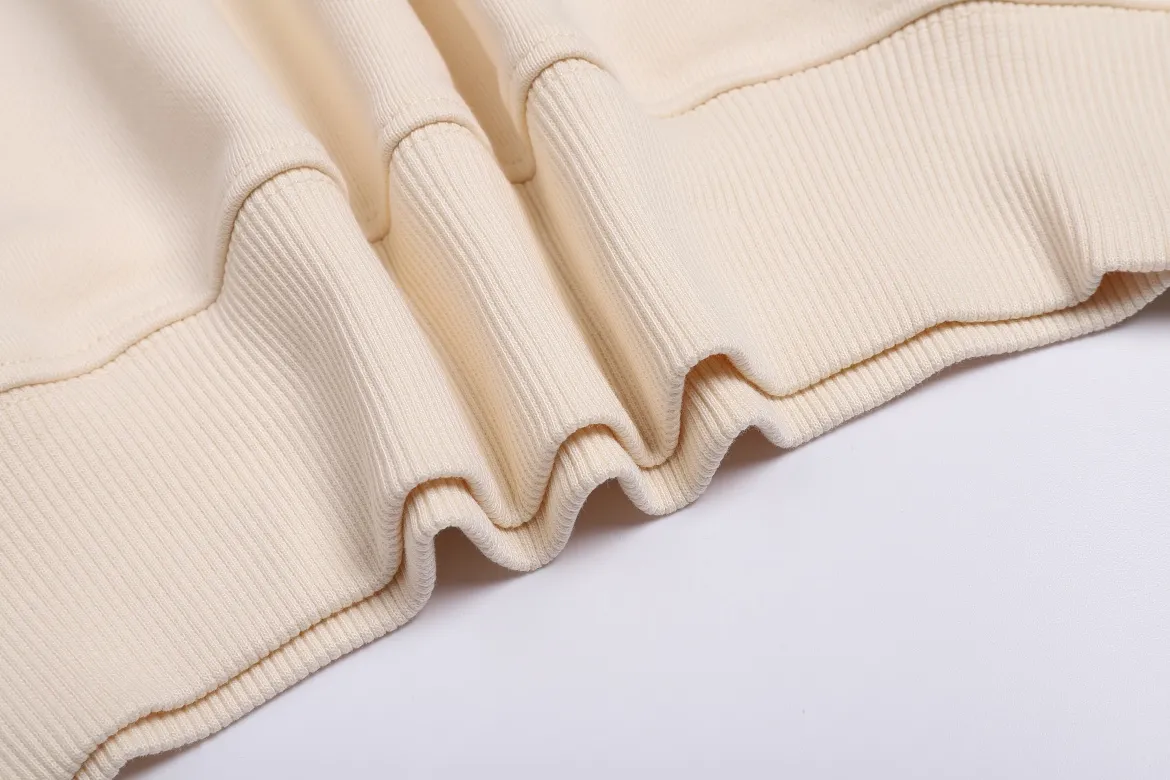 P150 Style No. 204 2025 embroidered large chapter style (with matching straight-leg sweatpants without color difference) AMI 2025 autumn and winter classic large chapter round neck sweatshirt 15 colors to meet everyone's needs. The fabric is made of 380 grams of pure cotton fabric, which is thick and textured. The whole network's counters purchase quality supporting output, which perfectly restores the genuine Zhang Zi. All thick wool knits are used. The absolute quality can be compared with any store in the market at will. There is no color difference in the fixed-dyed threads. The detailed accessories and tag packaging are all 1:1 with the genuine products. The ingenuity spirit gives back to customers.   Color: Apricot Gray Chapter Size: S M L XL