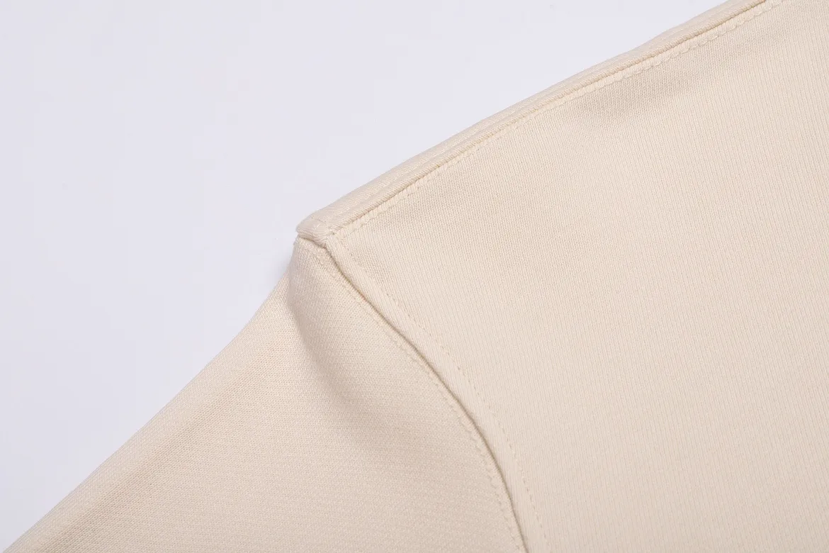 P150 Style No. 204 2025 embroidered large chapter style (with matching straight-leg sweatpants without color difference) AMI 2025 autumn and winter classic large chapter round neck sweatshirt 15 colors to meet everyone's needs. The fabric is made of 380 grams of pure cotton fabric, which is thick and textured. The whole network's counters purchase quality supporting output, which perfectly restores the genuine Zhang Zi. All thick wool knits are used. The absolute quality can be compared with any store in the market at will. There is no color difference in the fixed-dyed threads. The detailed accessories and tag packaging are all 1:1 with the genuine products. The ingenuity spirit gives back to customers.   Color: Apricot Gray Chapter Size: S M L XL