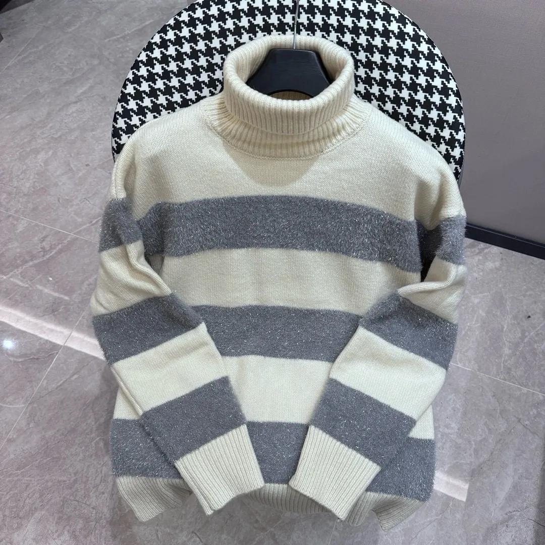 🅿️370 AMI PARIS aM*I new Christmas limited edition silver striped turtleneck sweater. Christmas this winter is particularly charming. The material is made of wool blend. The dropped shoulder high collar is loose and spliced ​​with silver texture. The wide striped bright silk will create a mediocre and lazy casual atmosphere when worn alone or paired with it. The silver metallic foil with striped version has a more craftsmanship. The upper body is very slim. It is simple, versatile and everyday, perfect for autumn and winter.