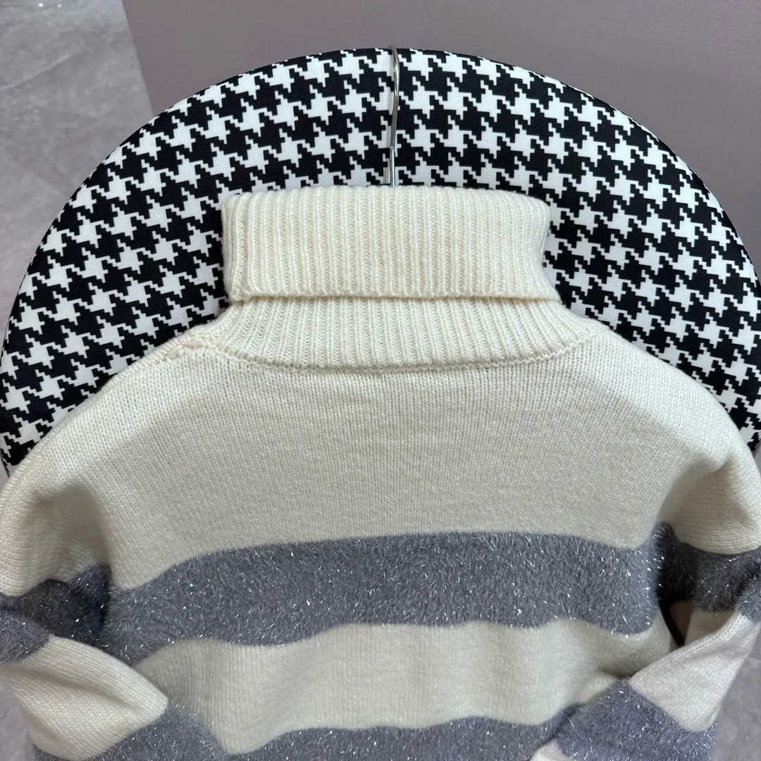🅿️370 AMI PARIS aM*I new Christmas limited edition silver striped turtleneck sweater. Christmas this winter is particularly charming. The material is made of wool blend. The dropped shoulder high collar is loose and spliced ​​with silver texture. The wide striped bright silk will create a mediocre and lazy casual atmosphere when worn alone or paired with it. The silver metallic foil with striped version has a more craftsmanship. The upper body is very slim. It is simple, versatile and everyday, perfect for autumn and winter.