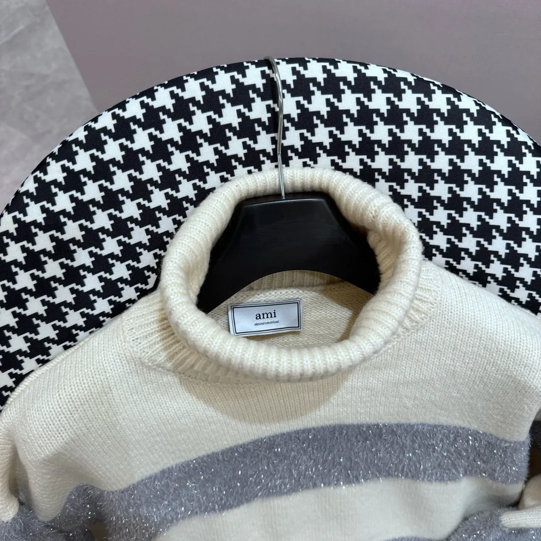 🅿️370 AMI PARIS aM*I new Christmas limited edition silver striped turtleneck sweater. Christmas this winter is particularly charming. The material is made of wool blend. The dropped shoulder high collar is loose and spliced ​​with silver texture. The wide striped bright silk will create a mediocre and lazy casual atmosphere when worn alone or paired with it. The silver metallic foil with striped version has a more craftsmanship. The upper body is very slim. It is simple, versatile and everyday, perfect for autumn and winter.