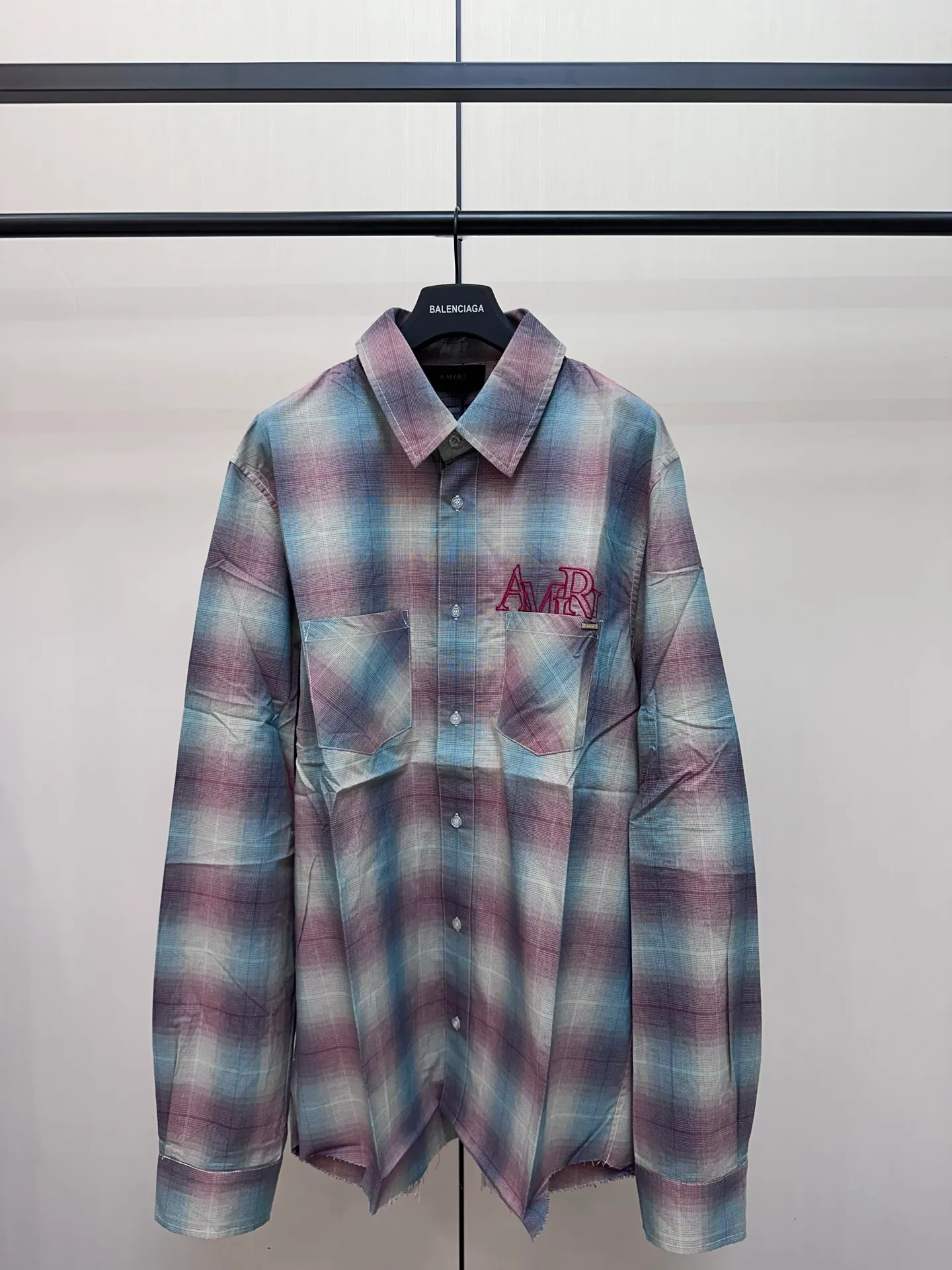 P400 Amiri Gradient Plaid Long Sleeve Shirt Customized yarn colored plaid fabric, frayed hem with distressed effect, symmetrical patch pockets on the chest, brand logo letter embroidery embellishment, large round red embroidery on the back, casual style, same style for men and women.  Size：S/M/L/XL