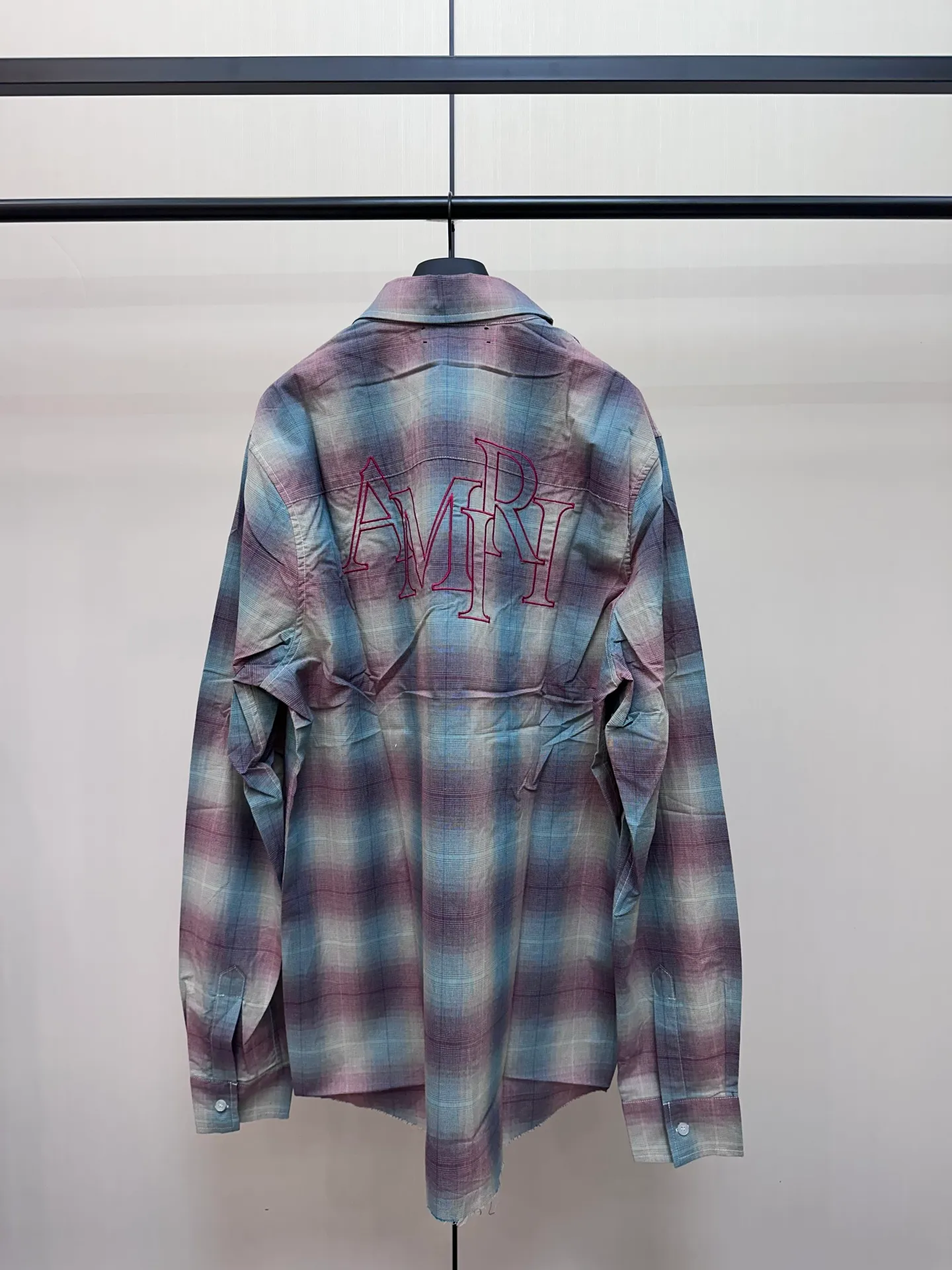 P400 Amiri Gradient Plaid Long Sleeve Shirt Customized yarn colored plaid fabric, frayed hem with distressed effect, symmetrical patch pockets on the chest, brand logo letter embroidery embellishment, large round red embroidery on the back, casual style, same style for men and women.  Size：S/M/L/XL