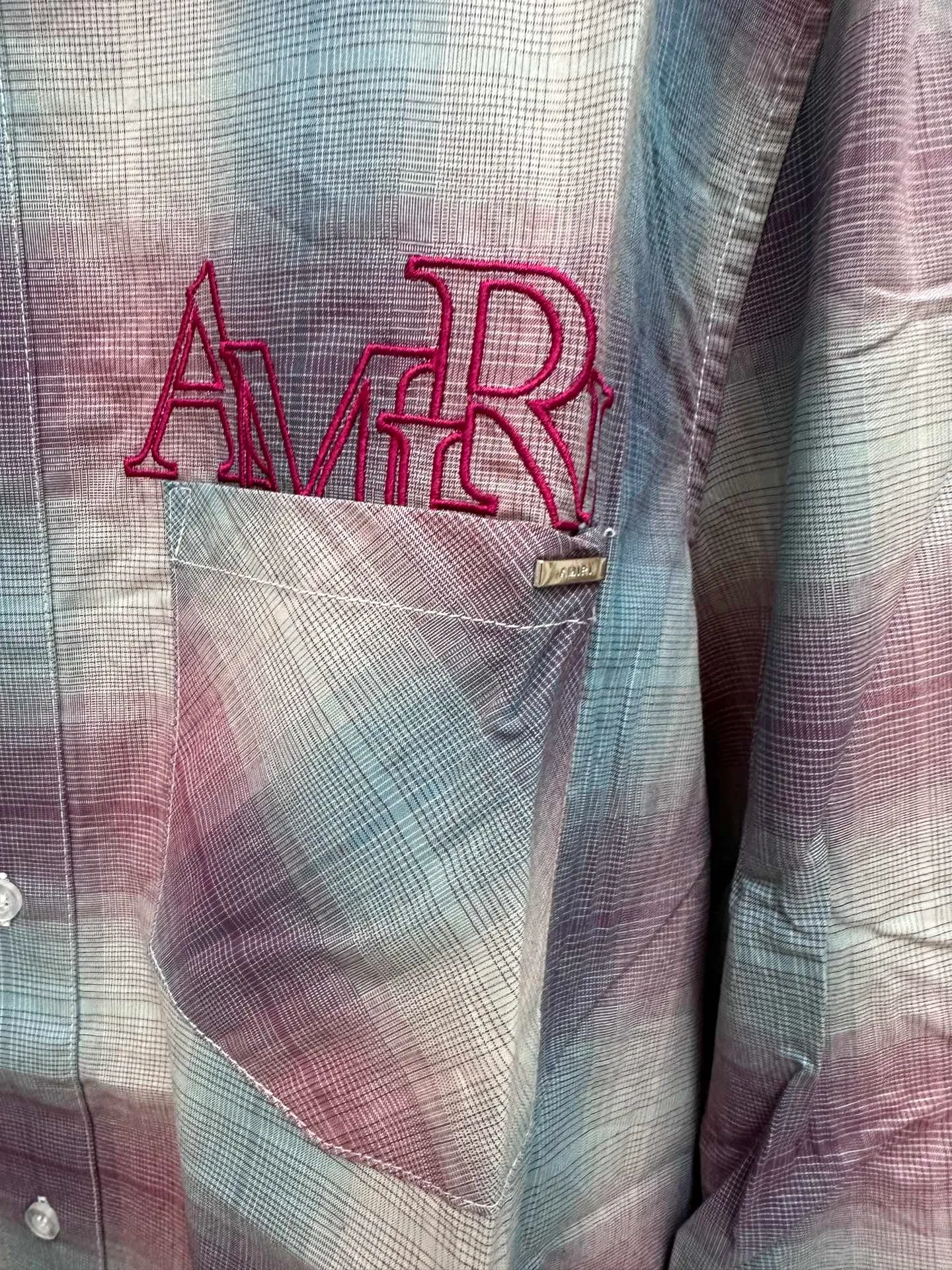 P400 Amiri Gradient Plaid Long Sleeve Shirt Customized yarn colored plaid fabric, frayed hem with distressed effect, symmetrical patch pockets on the chest, brand logo letter embroidery embellishment, large round red embroidery on the back, casual style, same style for men and women.  Size：S/M/L/XL