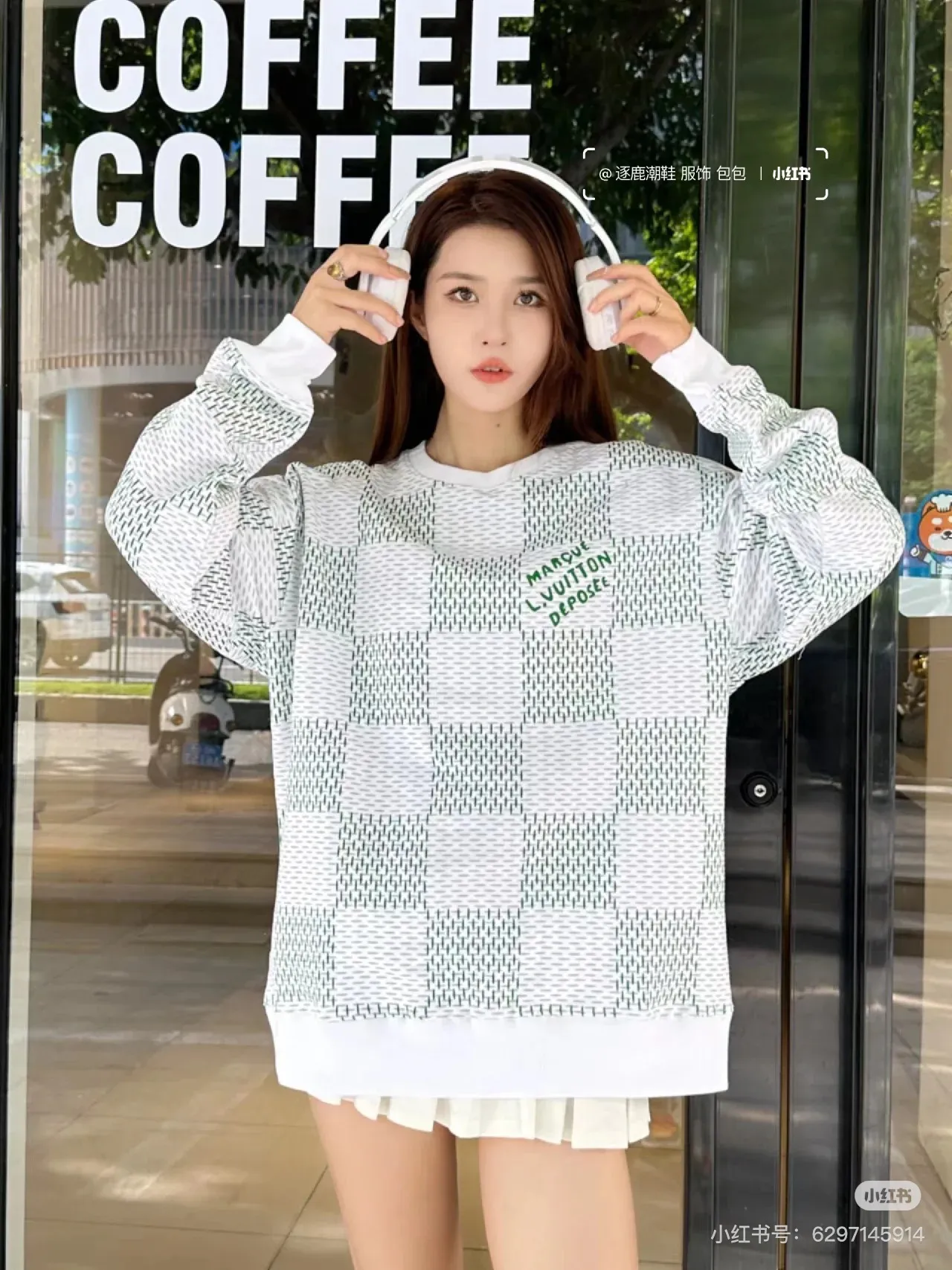 Upper figure Size chart LV 2024FW new autumn and winter style Flying knitted long-sleeved crew neck sweater Imported double-sided three-dimensional jacquard Full-width Light Damier jacquard for texture effect Marque L. Vuitton déposée logo integrated into the chest pattern Knitted rib collar, cuffs and hem Classic cut Uniform for men and women Size: S M L XL