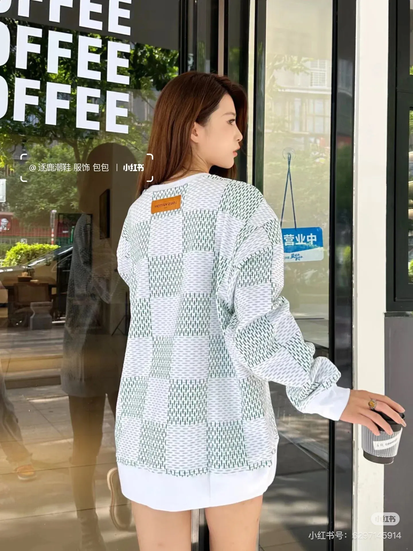 Upper figure Size chart LV 2024FW new autumn and winter style Flying knitted long-sleeved crew neck sweater Imported double-sided three-dimensional jacquard Full-width Light Damier jacquard for texture effect Marque L. Vuitton déposée logo integrated into the chest pattern Knitted rib collar, cuffs and hem Classic cut Uniform for men and women Size: S M L XL