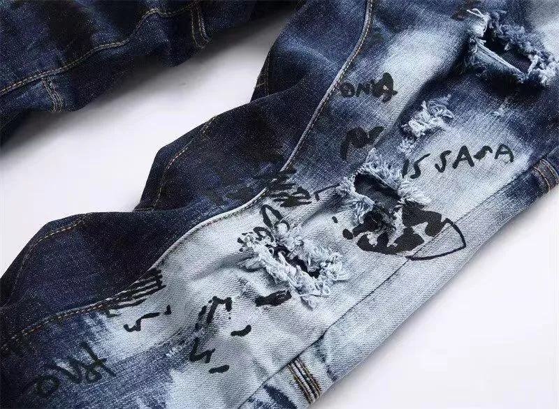 P180 D2 new embroidered men's ripped trendy jeans stretch personalized patches slim fit beggar pants with small feet Top-quality materials Super soft high cotton washed denim fabric The washing cost of each piece is up to three times that of conventional processes The touch is extremely delicate and the texture is very good The whole body is simple and elegant The back pockets of the pants are made of high-end direct-injection technology Extremely exquisite Full marks for details
