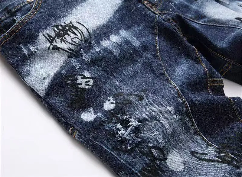P180 D2 new embroidered men's ripped trendy jeans stretch personalized patches slim fit beggar pants with small feet Top-quality materials Super soft high cotton washed denim fabric The washing cost of each piece is up to three times that of conventional processes The touch is extremely delicate and the texture is very good The whole body is simple and elegant The back pockets of the pants are made of high-end direct-injection technology Extremely exquisite Full marks for details